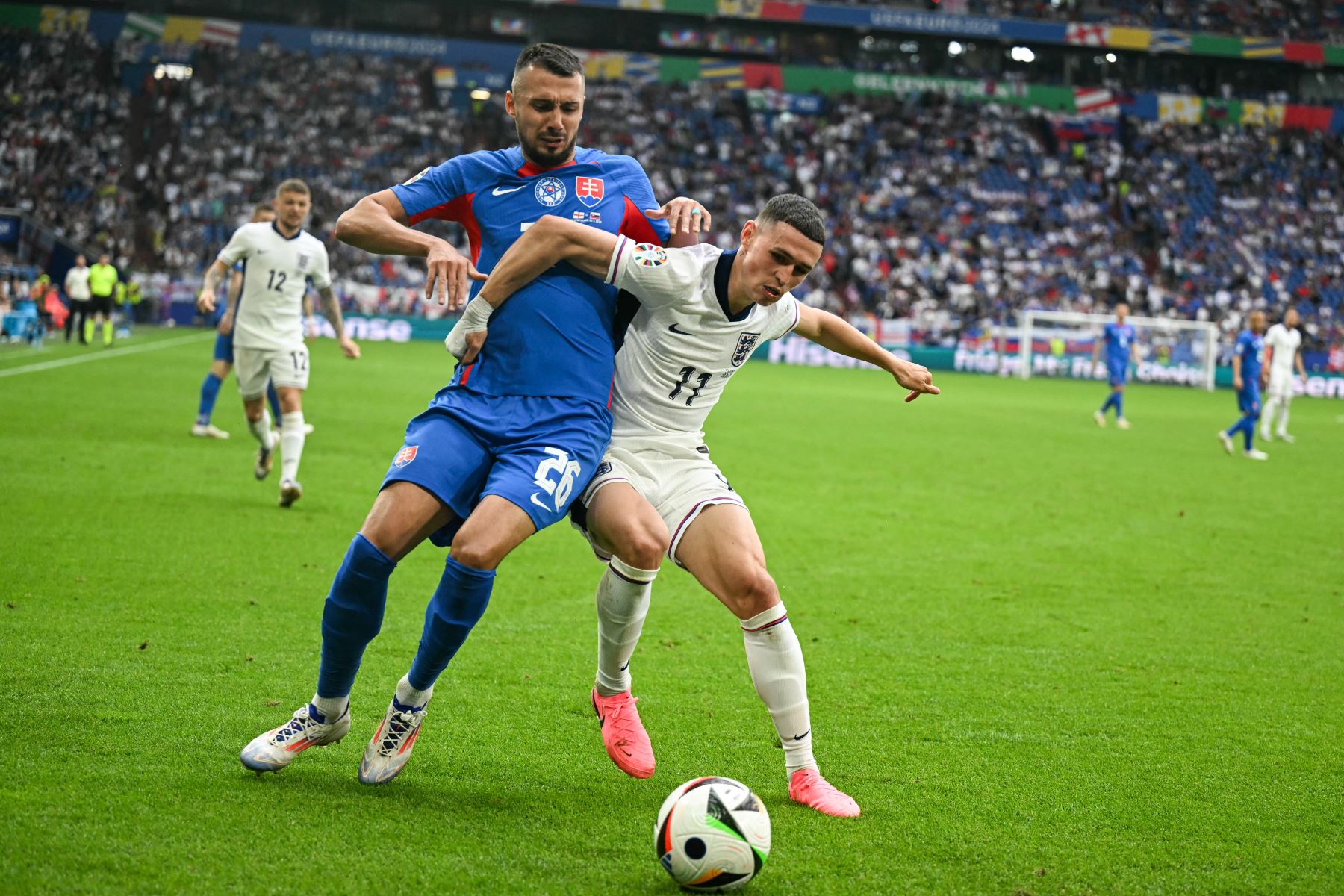 El delantero de Eslovaquia  Ivan Schranz y el centrocampista de Inglaterra  Phil Foden luchan por el balón durante el partido de fútbol de octavos de final de la UEFA Euro 2024 entre Inglaterra y Eslovaquia. AFP