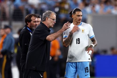 Bielsa no estará en la zona tecnica en el partido entre Uruguay y Estados Unidos por estar suspendido