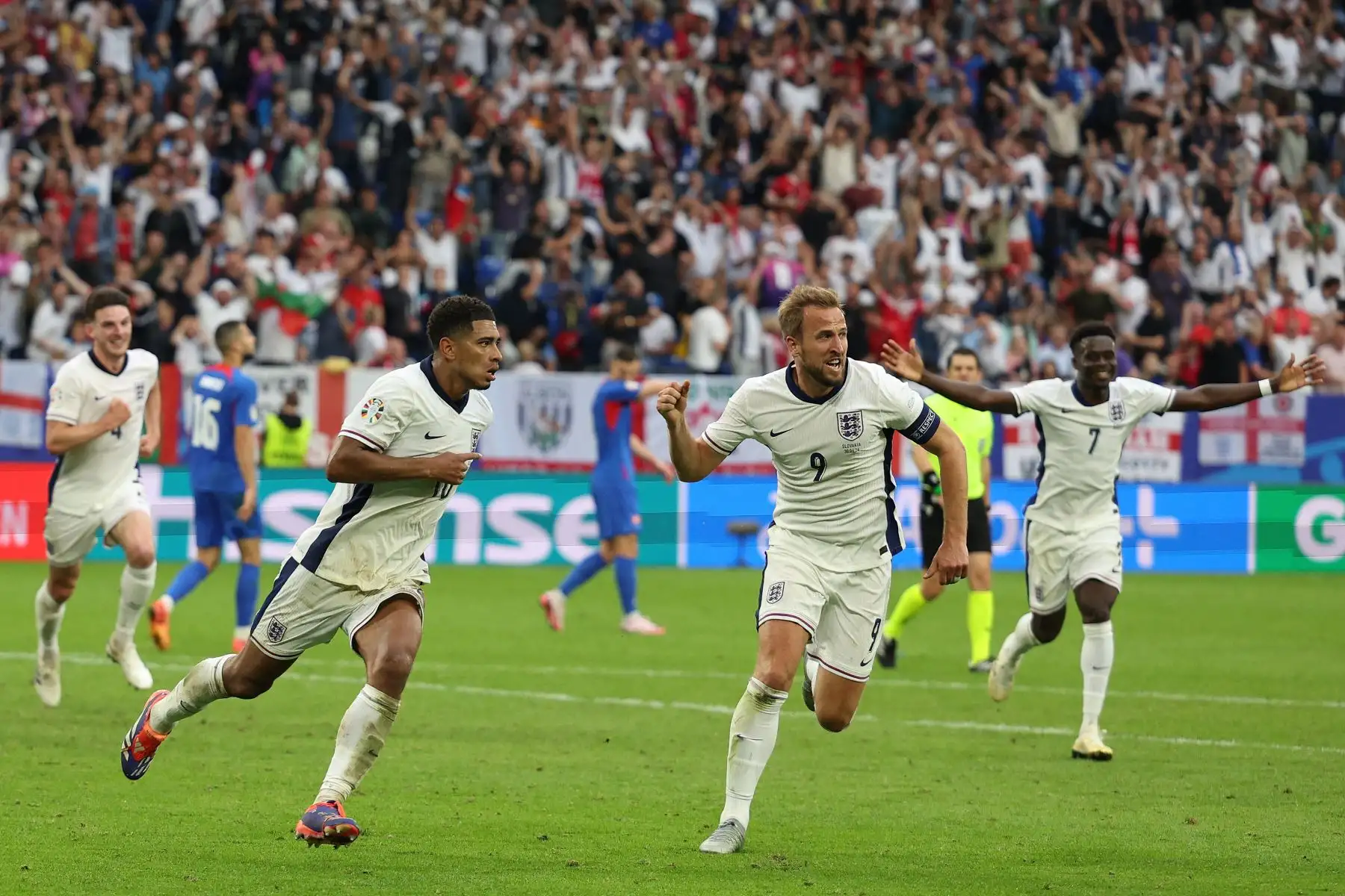 El centrocampista de Inglaterra  Jude Bellingham corre para celebrar después de marcar el primer gol de su equipo durante el partido de fútbol de octavos de final de la UEFA Euro 2024 entre Inglaterra y Eslovaquia. AFP