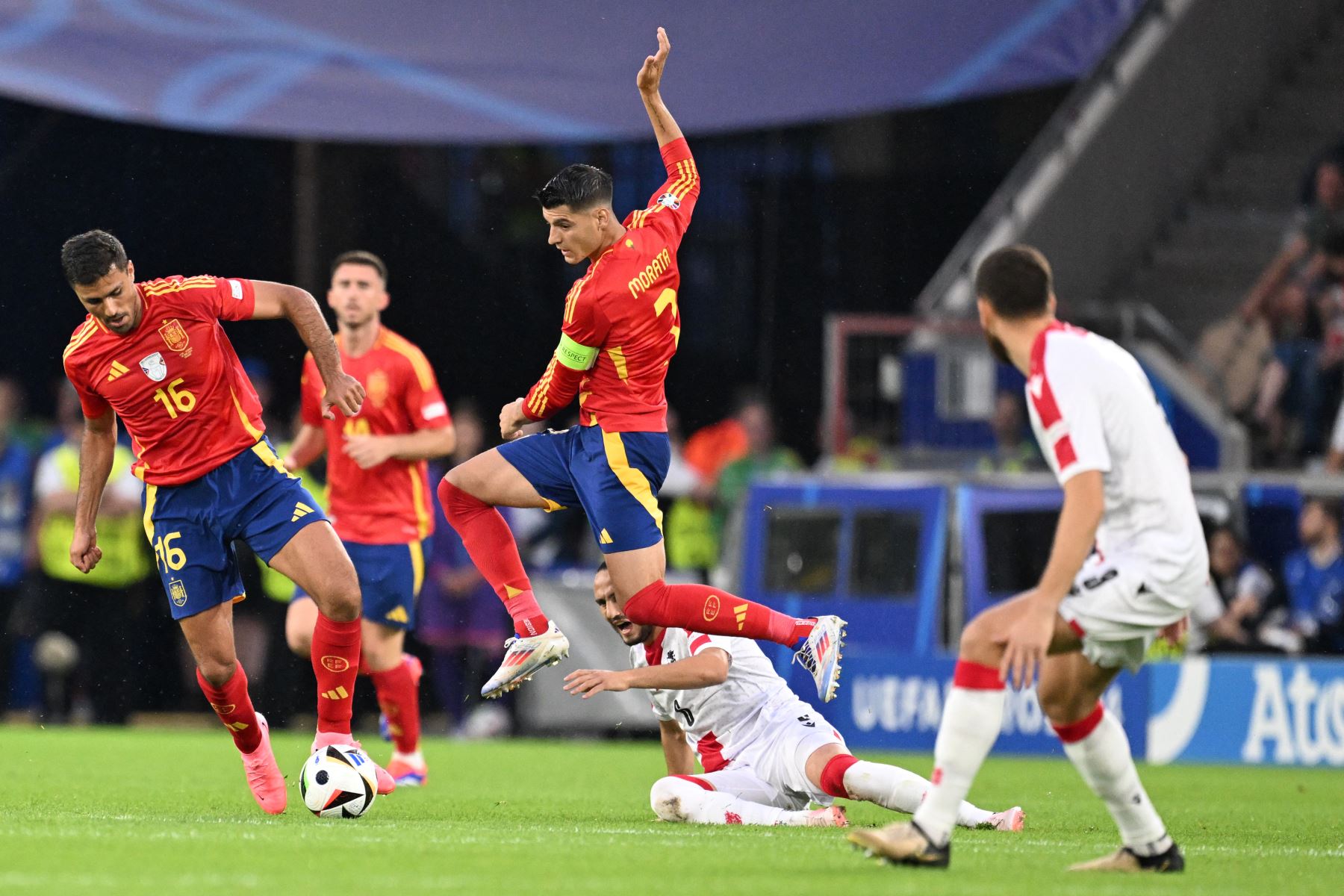 El delantero español Alvaro Morata salta sobre el centrocampista de Georgia Giorgi Kochorashvili durante el partido de octavos de final de la UEFA Euro 2024 entre España y Georgia. Foto: AFP
