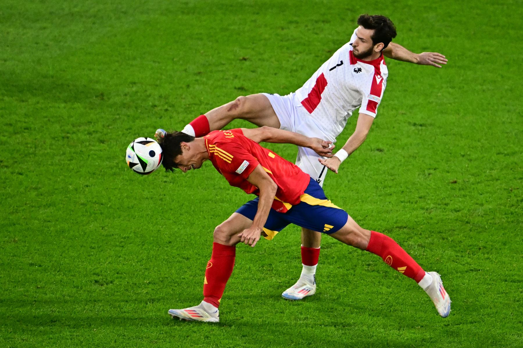 El delantero de Georgia  Khvicha Kvaratskhelia lucha por el balón con el defensor español  Robin Le Normand durante el partido de octavos de final de la UEFA Euro 2024 entre España y Georgia. AFP