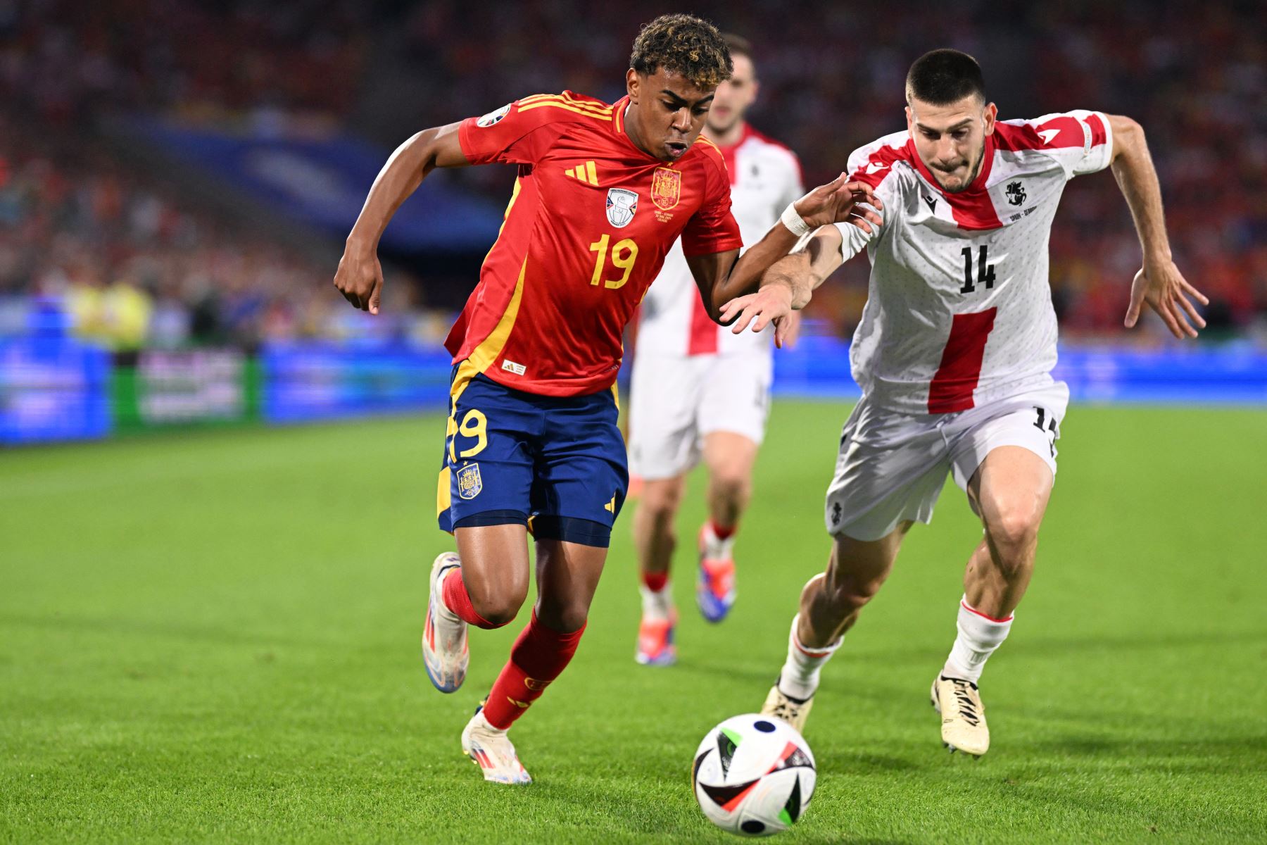 El defensor de Georgia Luka Lochoshvili lucha por el balón con el delantero de España  Lamine Yamal durante el partido de octavos de final de la UEFA Euro 2024 entre España y Georgia. AFP