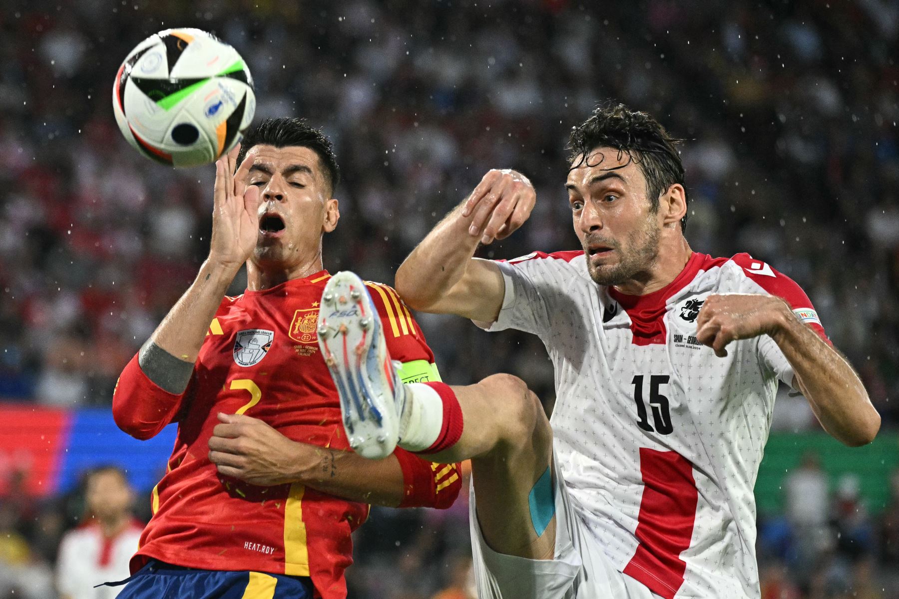 El defensor de Georgia  Otar Kakabadze y el delantero de España  Alvaro Morata luchan por el balón durante el partido de fútbol de octavos de final de la UEFA Euro 2024 entre España y Georgia. AFP