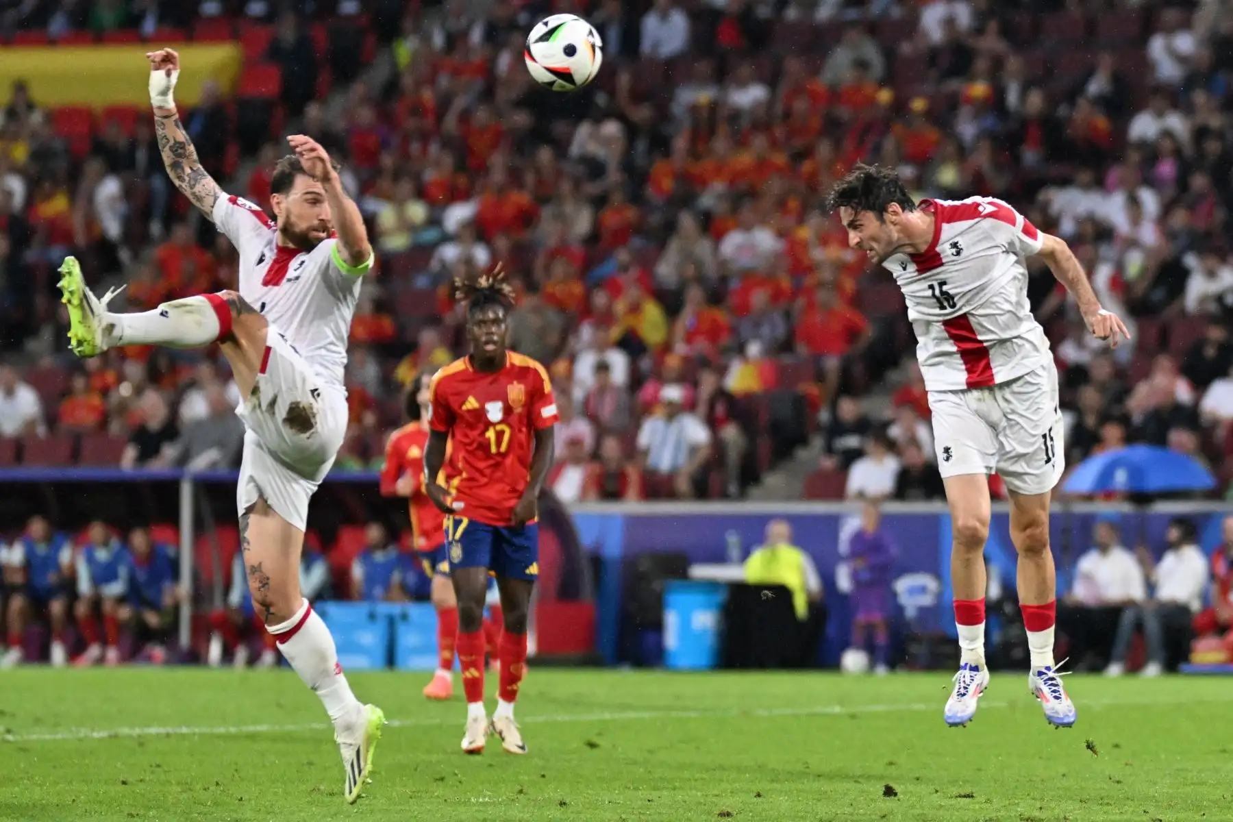 El defensor de Georgia  Giorgi Gvelesiani encabeza el balón durante el partido de fútbol de octavos de final de la UEFA Euro 2024 entre España y Georgia. AFP