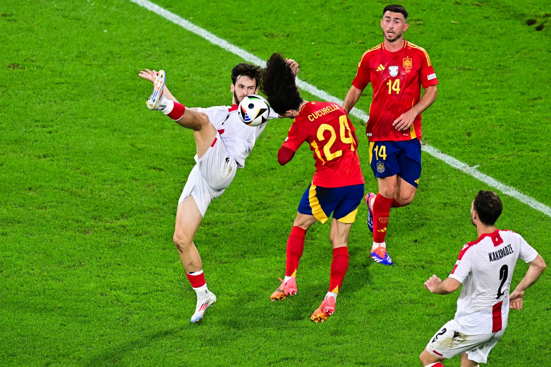 El delantero de Georgia Khvicha Kvaratskhelia lucha por el balón con el defensor español Marc Cucurella durante el partido de fútbol de octavos de final de la UEFA Euro 2024 entre España y Georgia. AFP