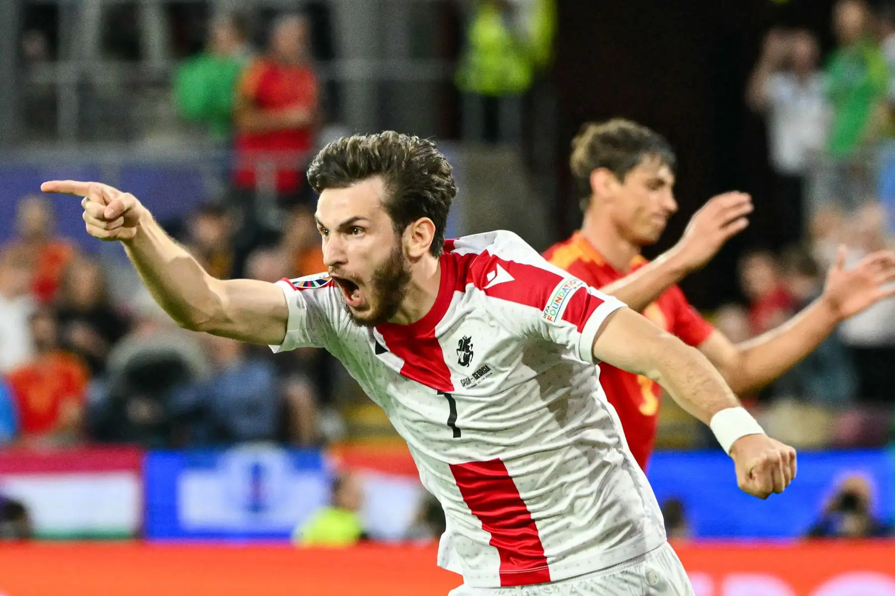 El delantero de Georgia  Khvicha Kvaratskhelia celebra tras el primer gol de su equipo durante el partido de octavos de final de la UEFA Euro 2024 entre España y Georgia. AFP