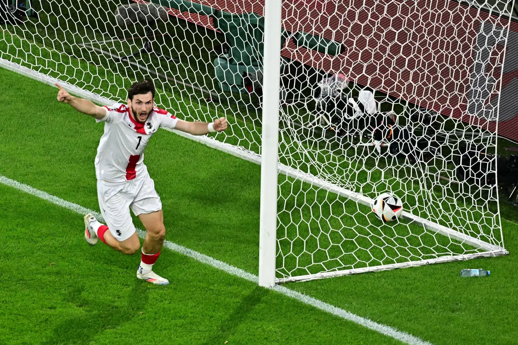 El delantero de Georgia  Khvicha Kvaratskhelia celebra tras el primer gol de su equipo durante el partido de octavos de final de la UEFA Euro 2024 entre España y Georgia. AFP