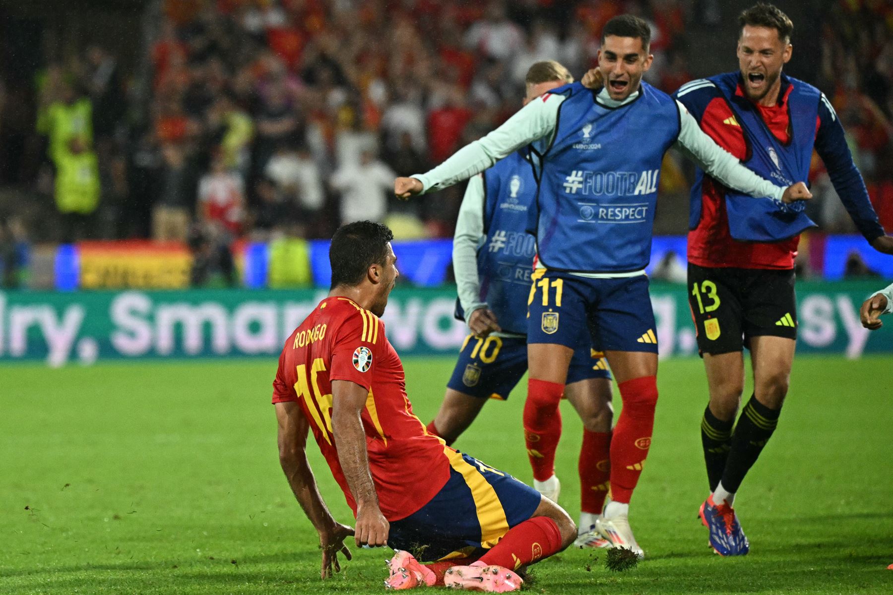 El centrocampista español Rodri celebra marcar el primer gol de su equipo con sus compañeros durante el partido de octavos de final de la UEFA Euro 2024 entre España y Georgia. AFP