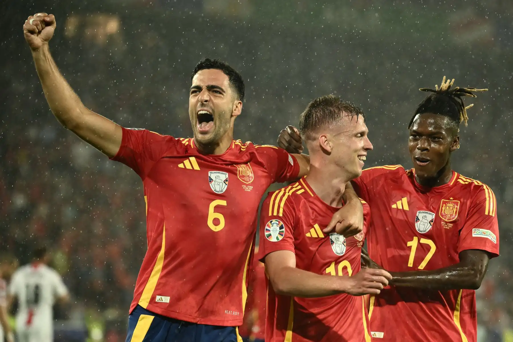 El delantero español  Daniel Olmo celebra marcar el cuarto gol de su equipo con sus compañeros el mediocampista español  Mikel Merino y el mediocampista español Nico Williams durante el partido de octavos de final de la UEFA Euro 2024 entre España y Georgia en el estadio de Colonia.
Foto: AFP