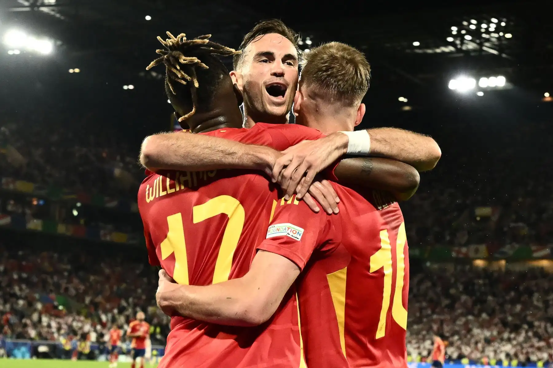 El centrocampista español  Nico Williams celebra marcar el tercer gol de su equipo con sus compañeros el mediocampista español #08 Fabián Ruiz y el delantero español Daniel Olmo durante el partido de octavos de final de la UEFA Euro 2024 entre España y Georgia en el estadio de Colonia.
Foto: AFP