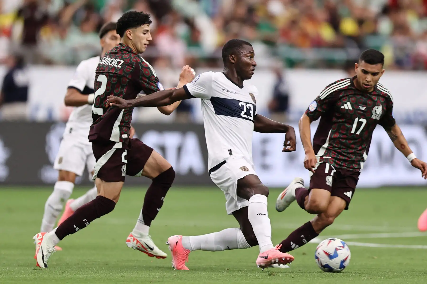 Moisés Caicedo de Ecuador lucha contra Jorge Sánchez y Orbelin Pineda de México en la primera mitad durante el partido del Grupo D de la CONMEBOL Copa América 2024 entre México y Ecuador en el State Farm Stadium.
Foto: AFP