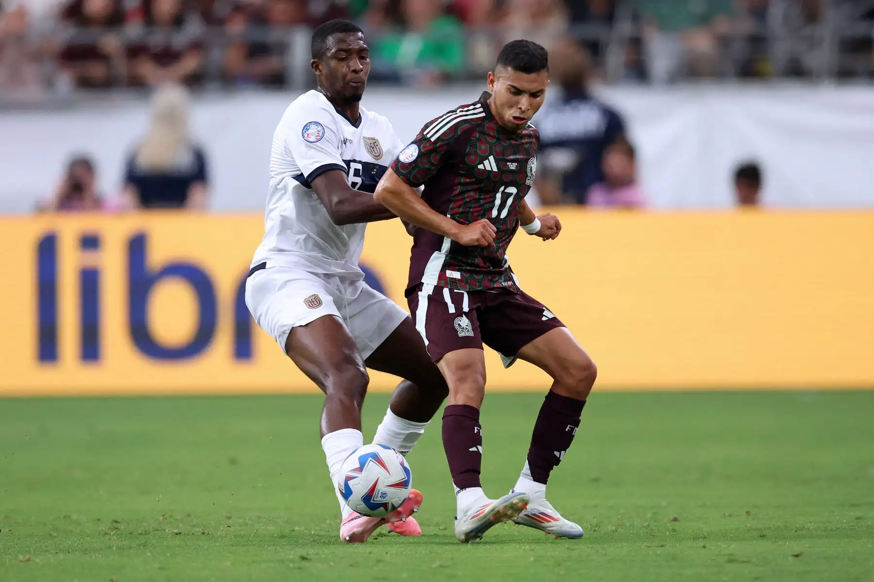 El defensor de Ecuador, Willian Pacho lucha por el balón con el mediocampista de México, Orbelin Pineda durante el partido de fútbol del grupo B del torneo Conmebol Copa América 2024 entre México y Ecuador en el State Farm Stadium en Glendale, Arizona.
Foto: AFP