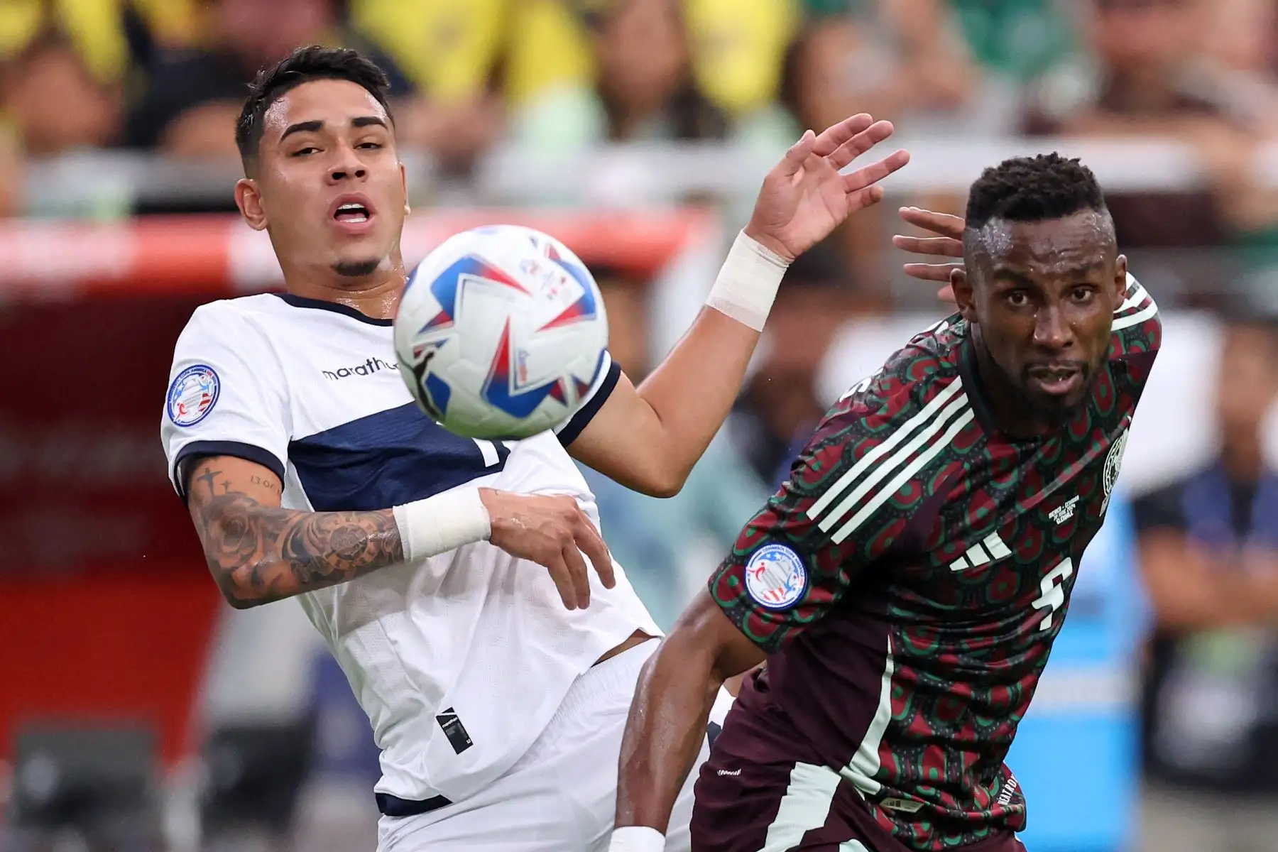 El mediocampista ecuatoriano, Kendry Paez lucha por el balón con el delantero mexicano , Julián Quiñones durante el partido de fútbol del grupo B del torneo Conmebol Copa América 2024 entre México y Ecuador en el State Farm Stadium en Glendale, Arizona.
Foto: AFP