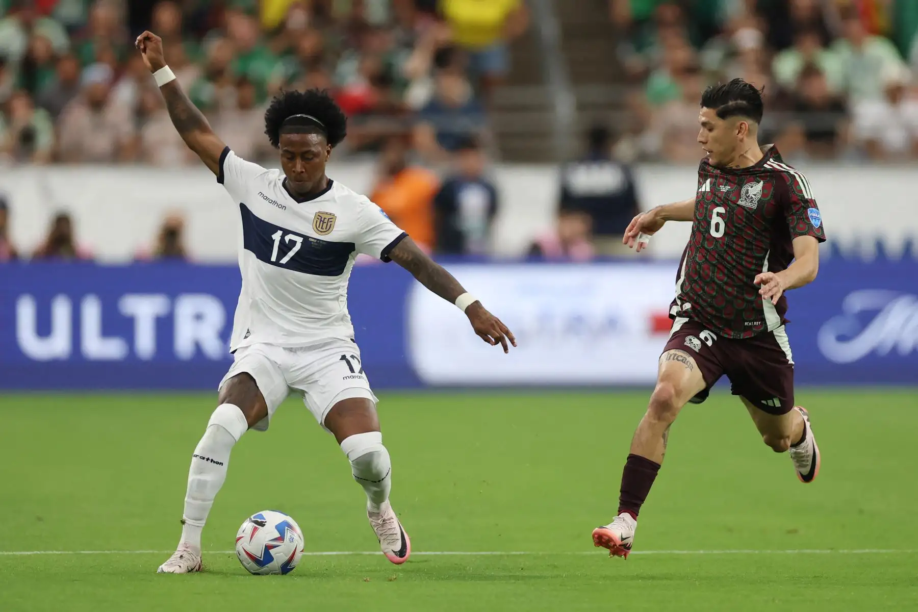 Angelo Preciado de Ecuador controla el balón contra Gerardo Arteaga de México en la primera mitad durante el partido del Grupo D de la CONMEBOL Copa América 2024 entre México y Ecuador en el State Farm Stadium.
Foto: AFP