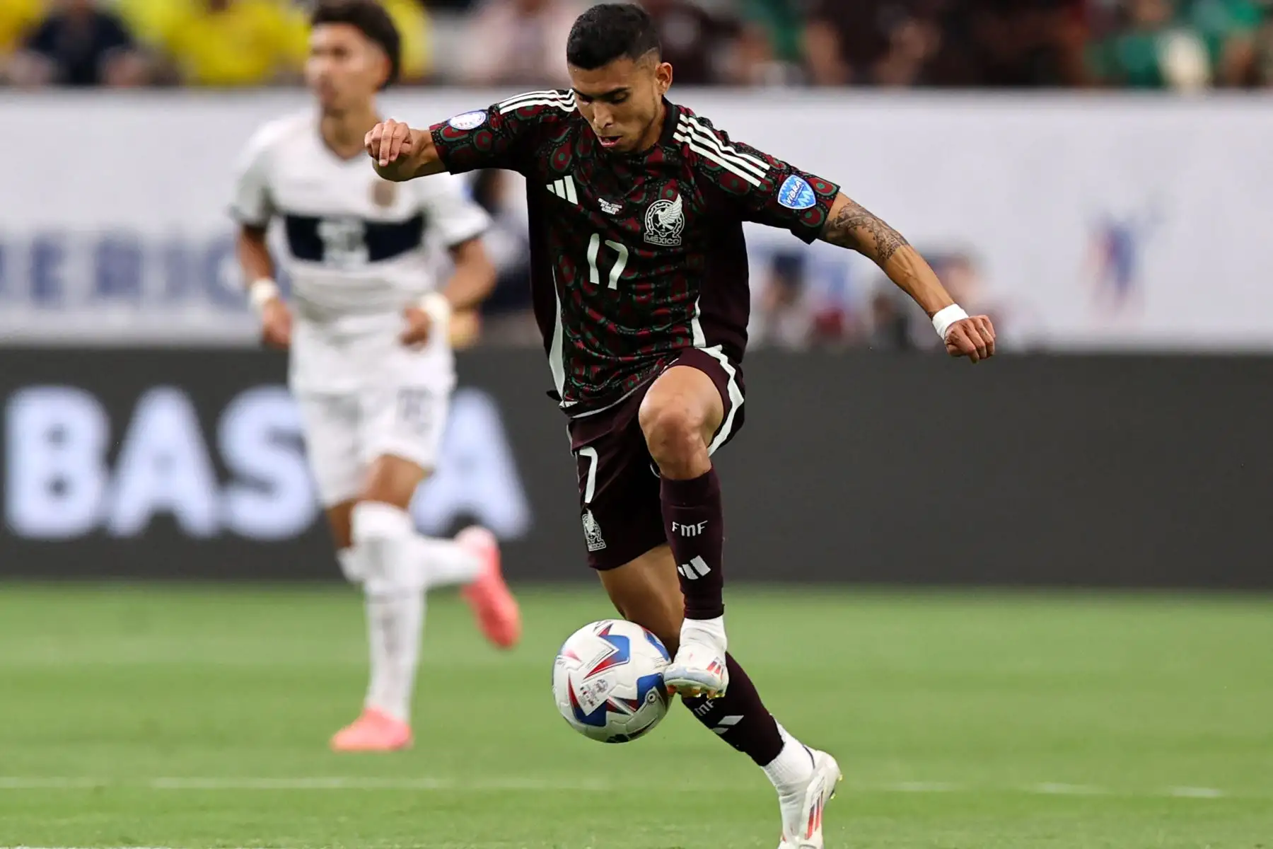 Orbelin Pineda de México controla el balón en la primera mitad durante el partido del Grupo D de la CONMEBOL Copa América 2024 entre México y Ecuador en el State Farm Stadium.
Foto: ,AFP