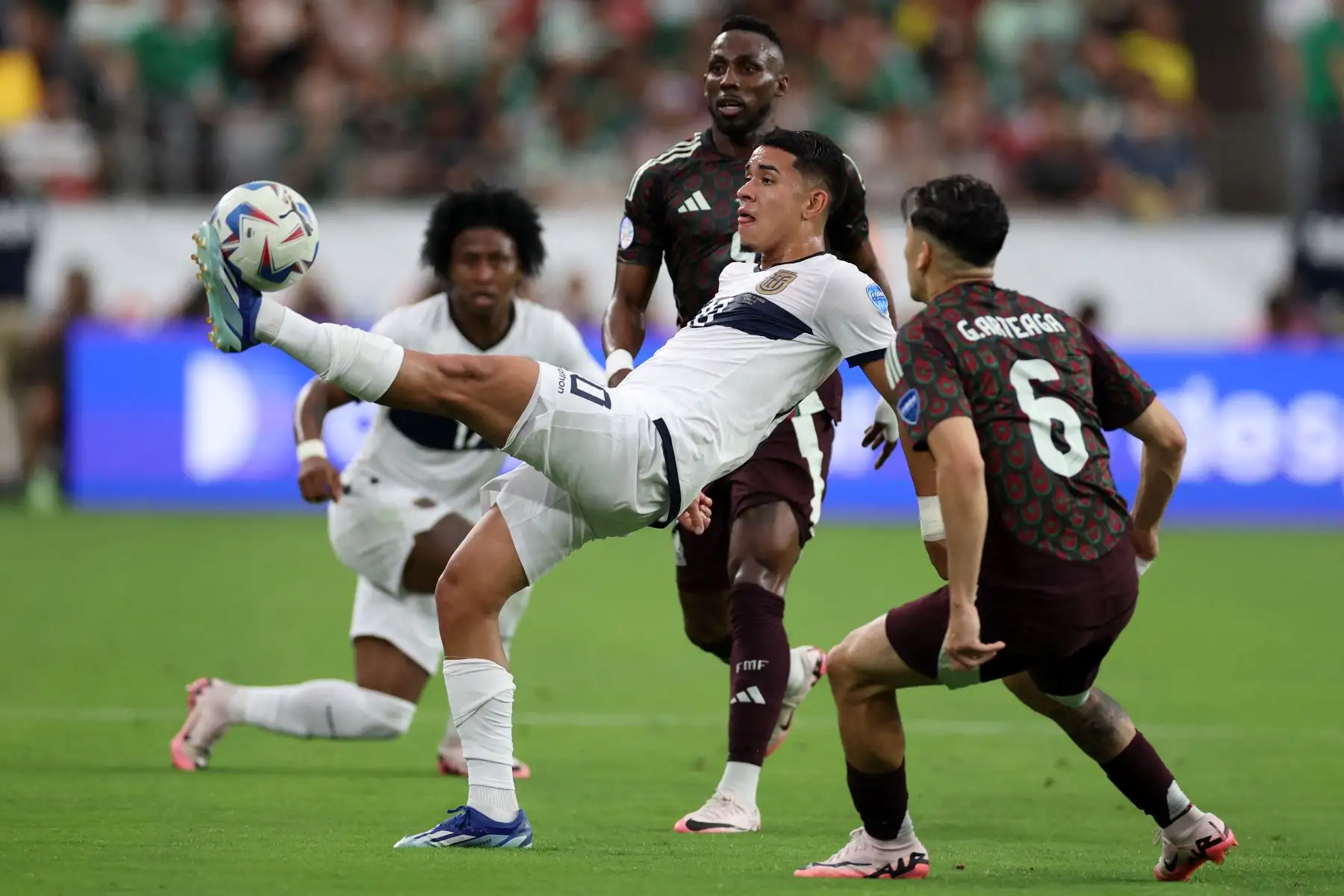 Kendry Páez de Ecuador patea el balón en la primera mitad durante el partido del Grupo D de la CONMEBOL Copa América 2024 entre México y Ecuador en el State Farm Stadium.
Foto: AFP