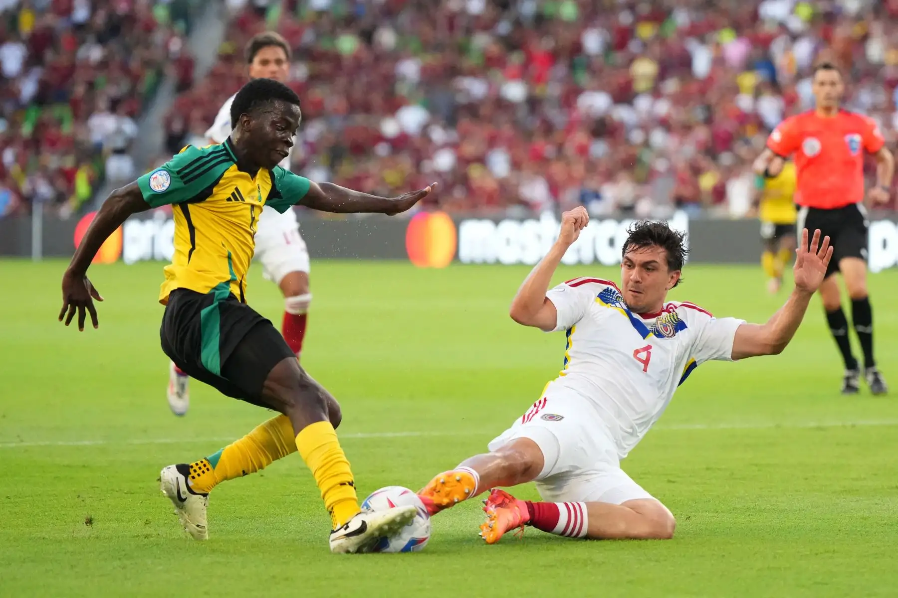 Kaheim Dixon de Jamaica y Jon Aramburu de Venezuela luchan por el balón en la segunda mitad durante el partido del Grupo B de la CONMEBOL Copa América 2024 entre Jamaica y Venezuela en el Estadio Q2 el 30 de junio de 2024 en Austin, Texas. 
Foto: AFP