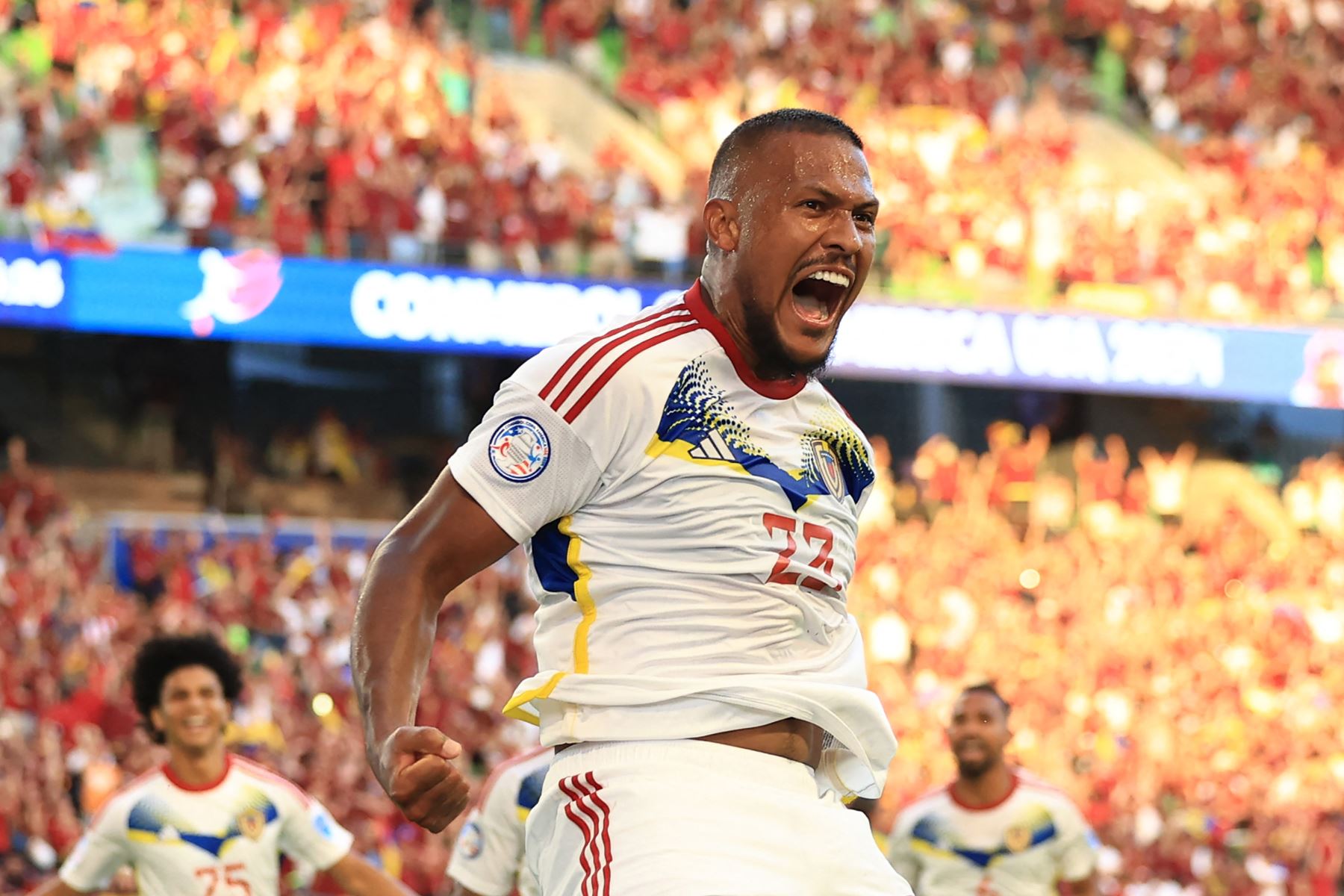 Salomón Rondón de Venezuela celebra con sus compañeros luego de anotar el segundo gol del equipo en la segunda mitad durante el partido del Grupo B de la CONMEBOL Copa América 2024 entre Jamaica y Venezuela.
Foto: AFP