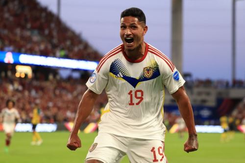 Eric Ramirez  celebra el gol de la tranquilidad de de Venezuela