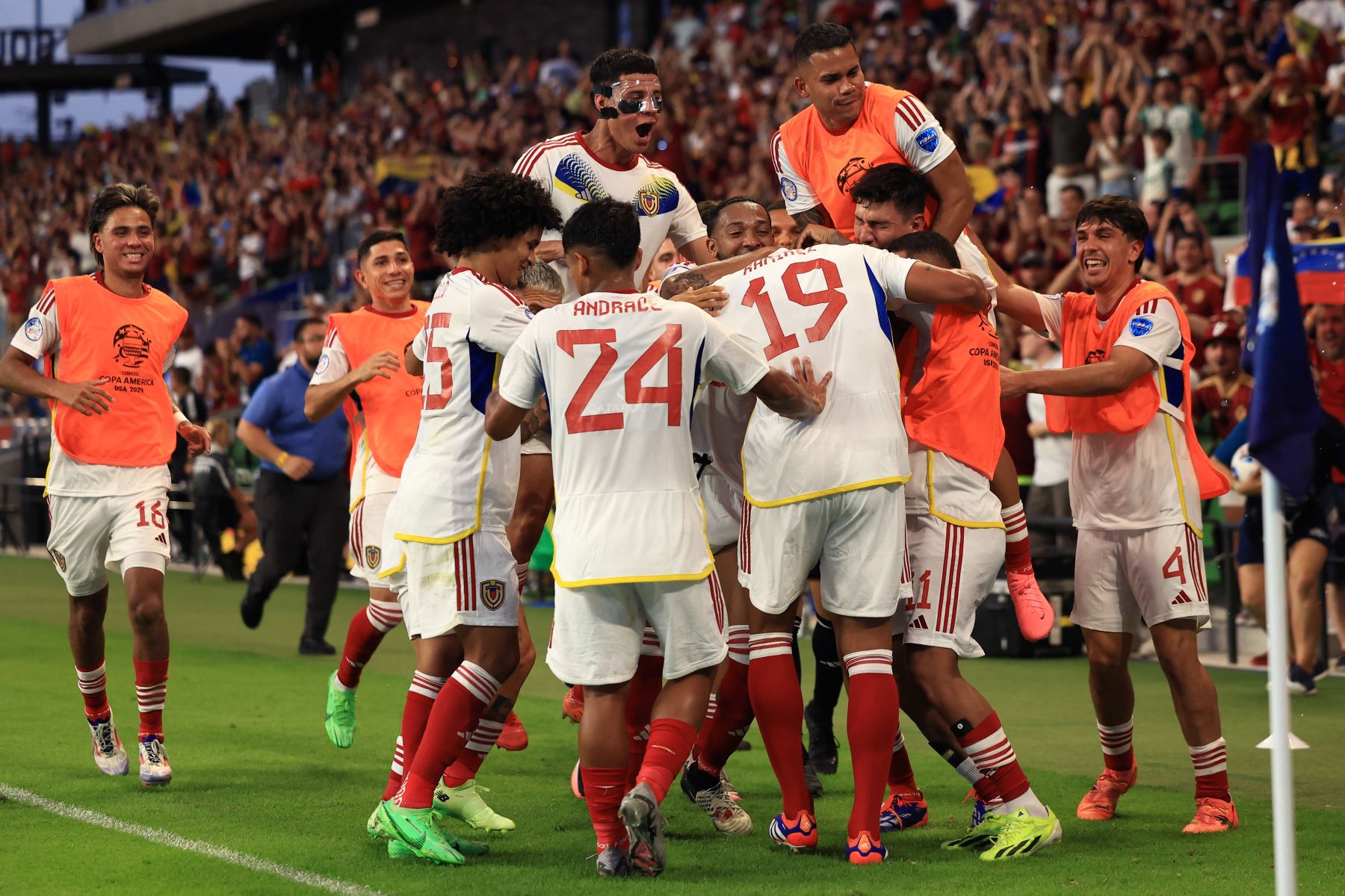 Eric Ramírez de Venezuela celebra con sus compañeros de equipo luego de anotar un gol en la segunda mitad durante el partido del Grupo B de la CONMEBOL Copa América 2024 entre Jamaica y Venezuela.
Foto: AFP