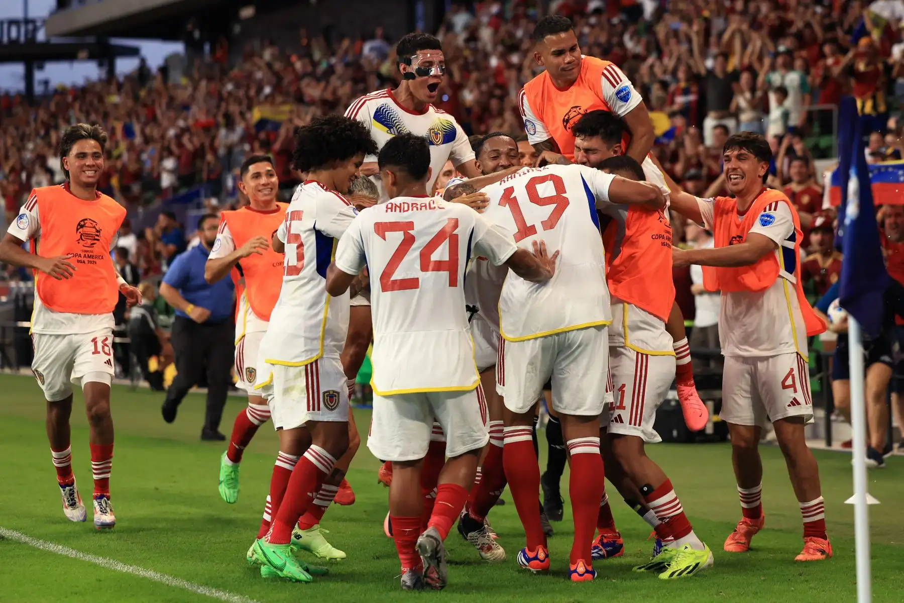 Eric Ramírez de Venezuela celebra con sus compañeros de equipo luego de anotar un gol en la segunda mitad durante el partido del Grupo B de la CONMEBOL Copa América 2024 entre Jamaica y Venezuela.
Foto: AFP