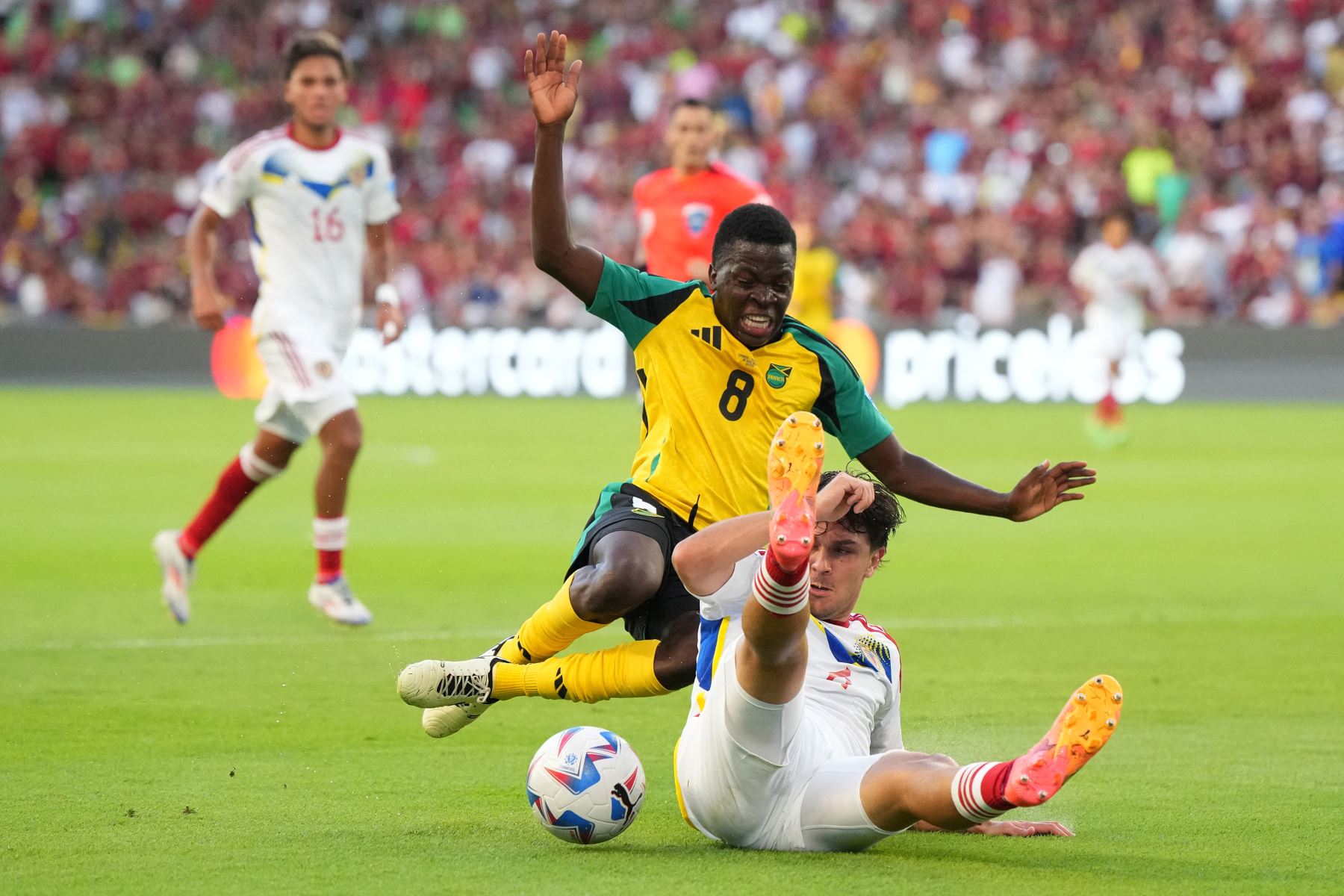 Jon Aramburu de Venezuela lucha contra Kaheim Dixon de Jamaica en la segunda mitad durante el partido del Grupo B de la CONMEBOL Copa América 2024 entre Jamaica y Venezuela.
Foto: AFP