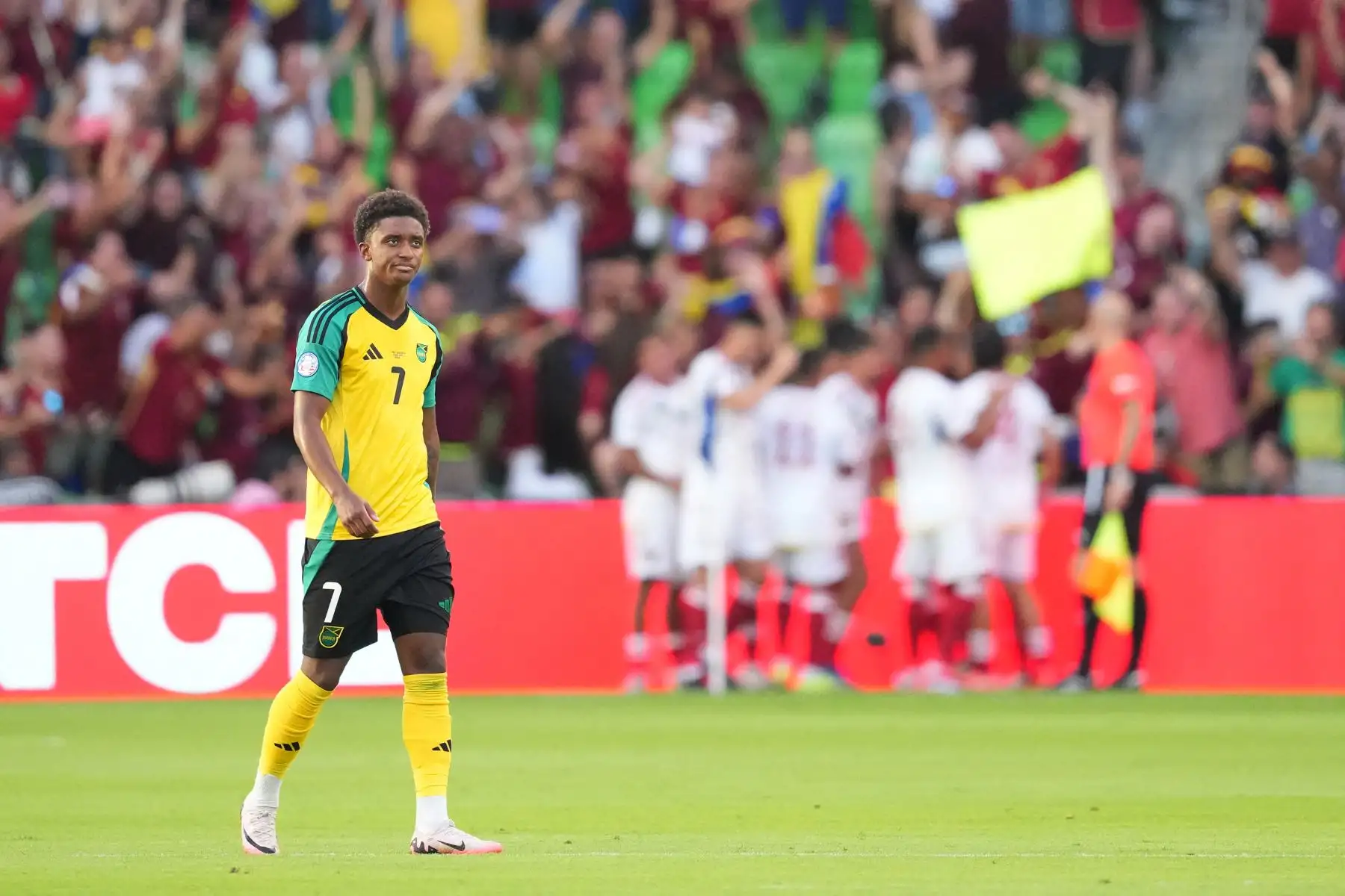 Demarai Gray de Jamaica reacciona después de que Eduard Bello de Venezuela anotara un gol en la segunda mitad durante el partido del Grupo B de la CONMEBOL Copa América 2024 entre Jamaica y Venezuela.
Foto: AFP