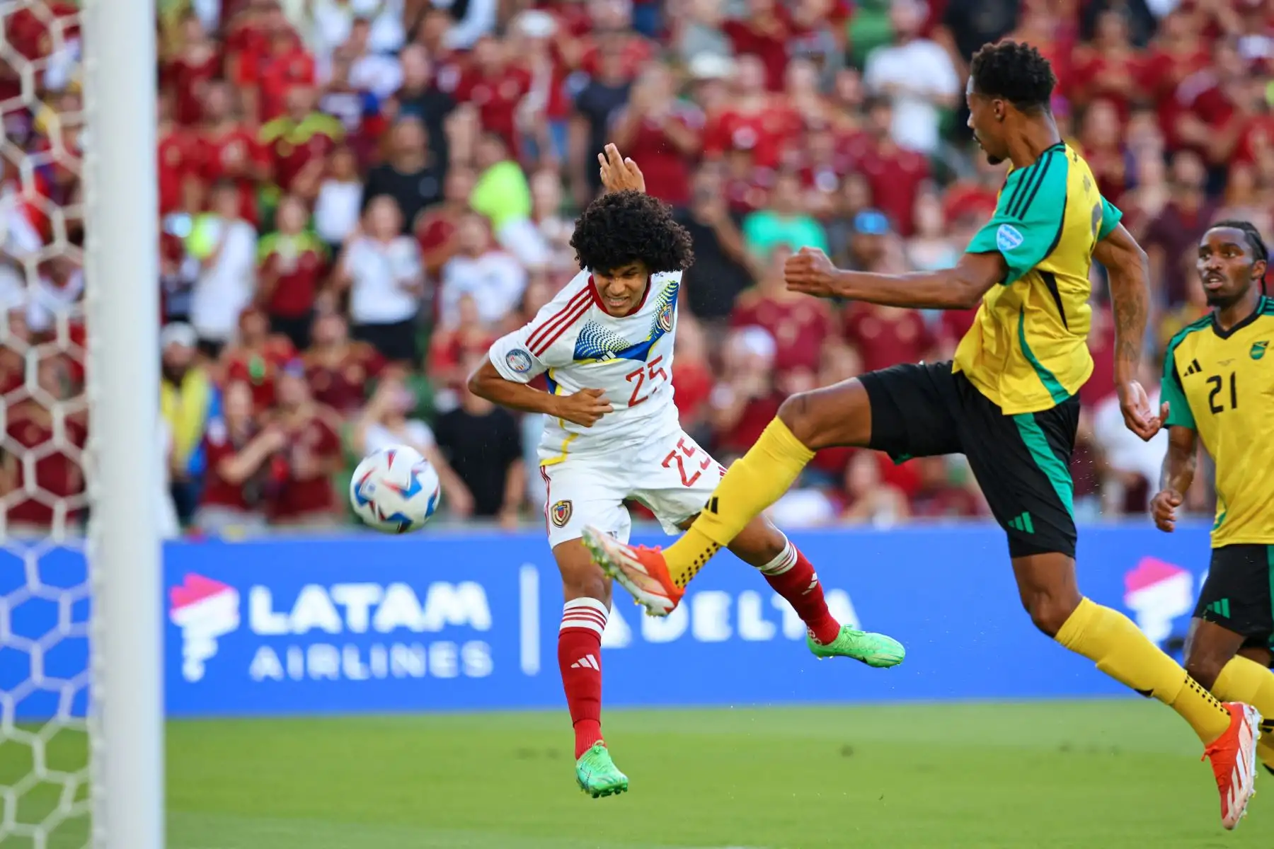 El mediocampista venezolano  Eduard Bello cabecea el balón para marcar el primer gol de su equipo durante el partido de fútbol del grupo B del torneo Conmebol Copa América 2024 entre Jamaica y Venezuela.
Foto: AFP