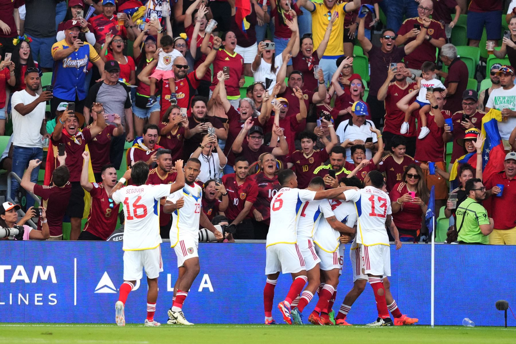 Eduard Bello de Venezuela celebra con sus compañeros después de anotar el primer gol del equipo en la segunda mitad durante el partido del Grupo B de la CONMEBOL Copa América 2024 entre Jamaica y Venezuela.
Foto: AFP