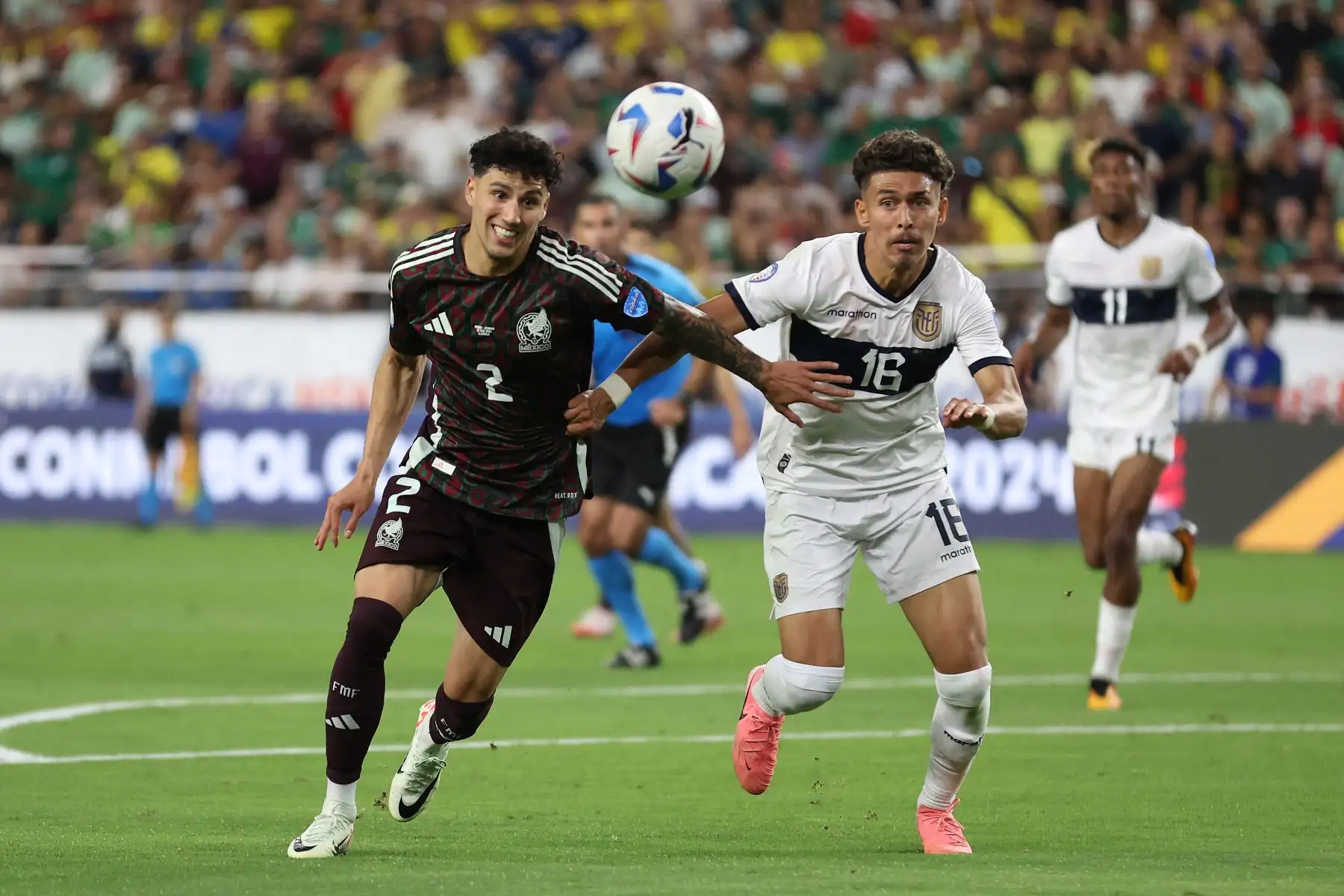 Jorge Sánchez de México y Jeremy Sarmiento de Ecuador luchan por la posesión durante el partido del Grupo D de la CONMEBOL Copa América 2024 entre México y Ecuador en el State Farm Stadium.
Foto: AFP