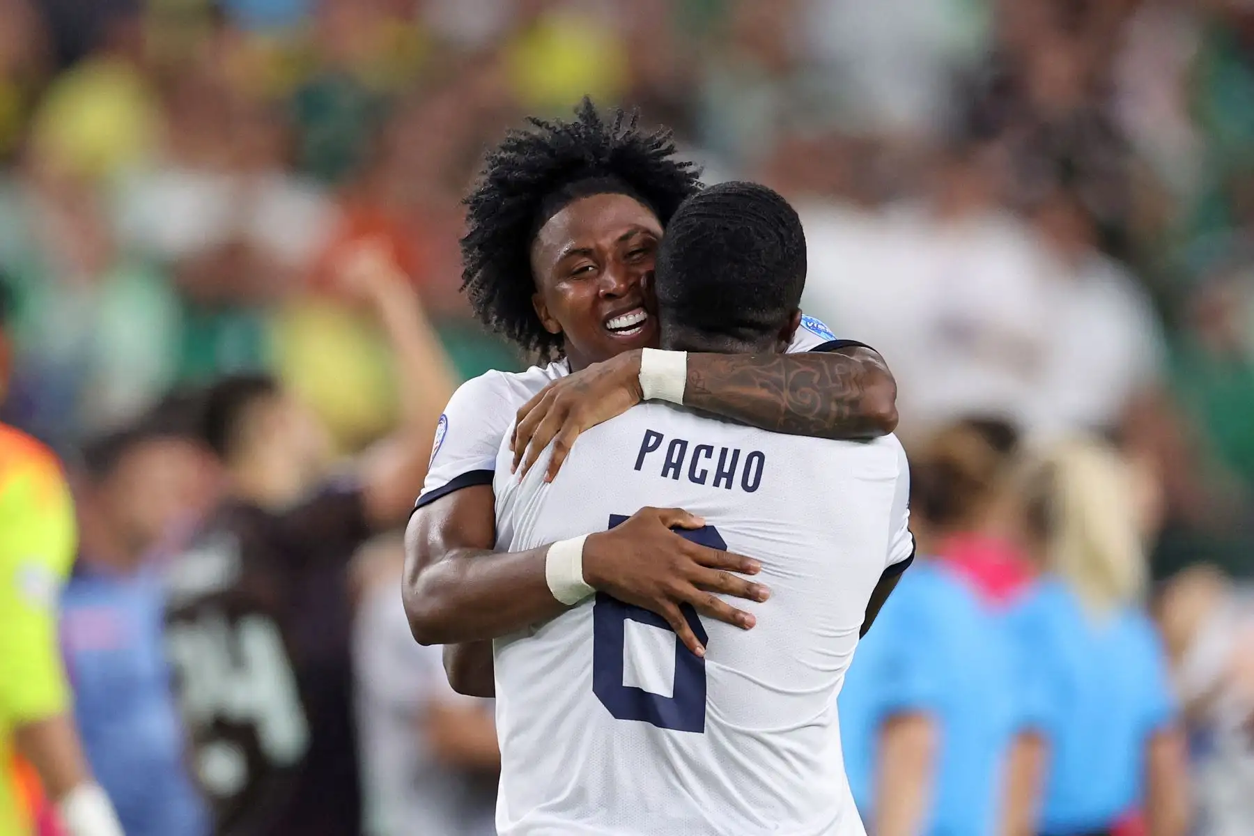 El defensor de Ecuador  Angelo Preciado y el defensor de Ecuador  Willian Pacho celebran su avance a la siguiente etapa al final del partido de fútbol del grupo B del torneo Copa América Conmebol 2024 entre México y Ecuador en el State Farm Stadium.
Foto: AFP