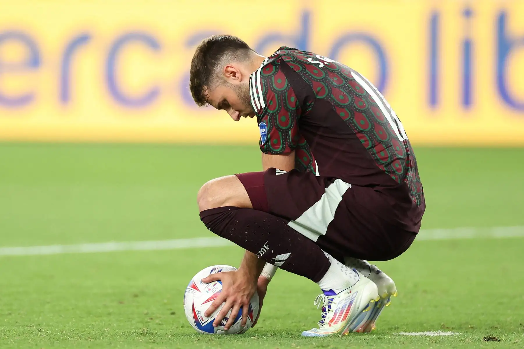 Santiago Giménez de México reacciona durante el partido del Grupo D de la CONMEBOL Copa América 2024 entre México y Ecuador en el State Farm Stadium.
Foto: AFP