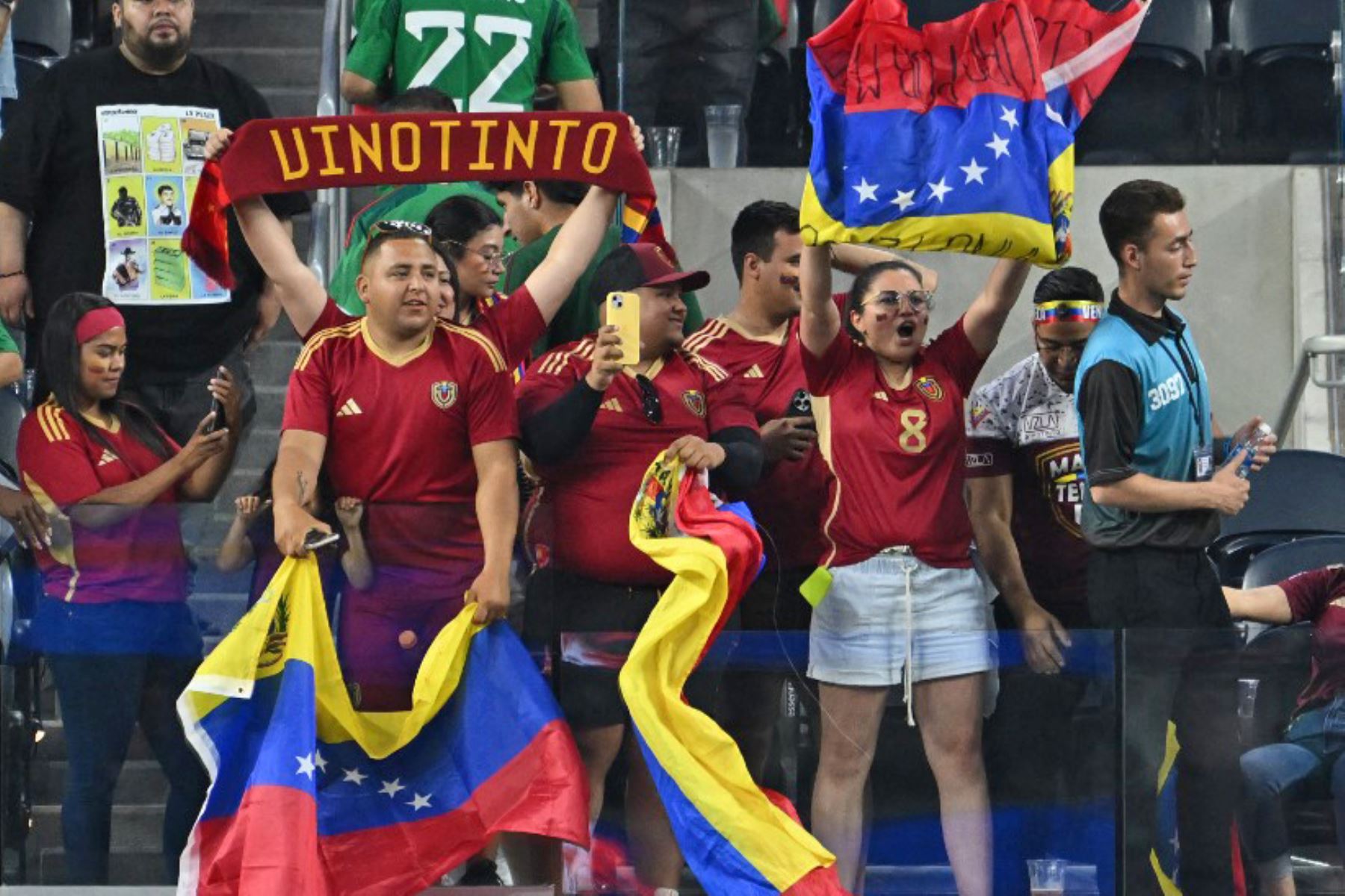 Fanáticos de Venezuela reaccionan después de ganar el partido de fútbol del grupo B del torneo Copa América Conmebol 2024 contra México en el estadio SoFi en Inglewood, California. Foto: AFP