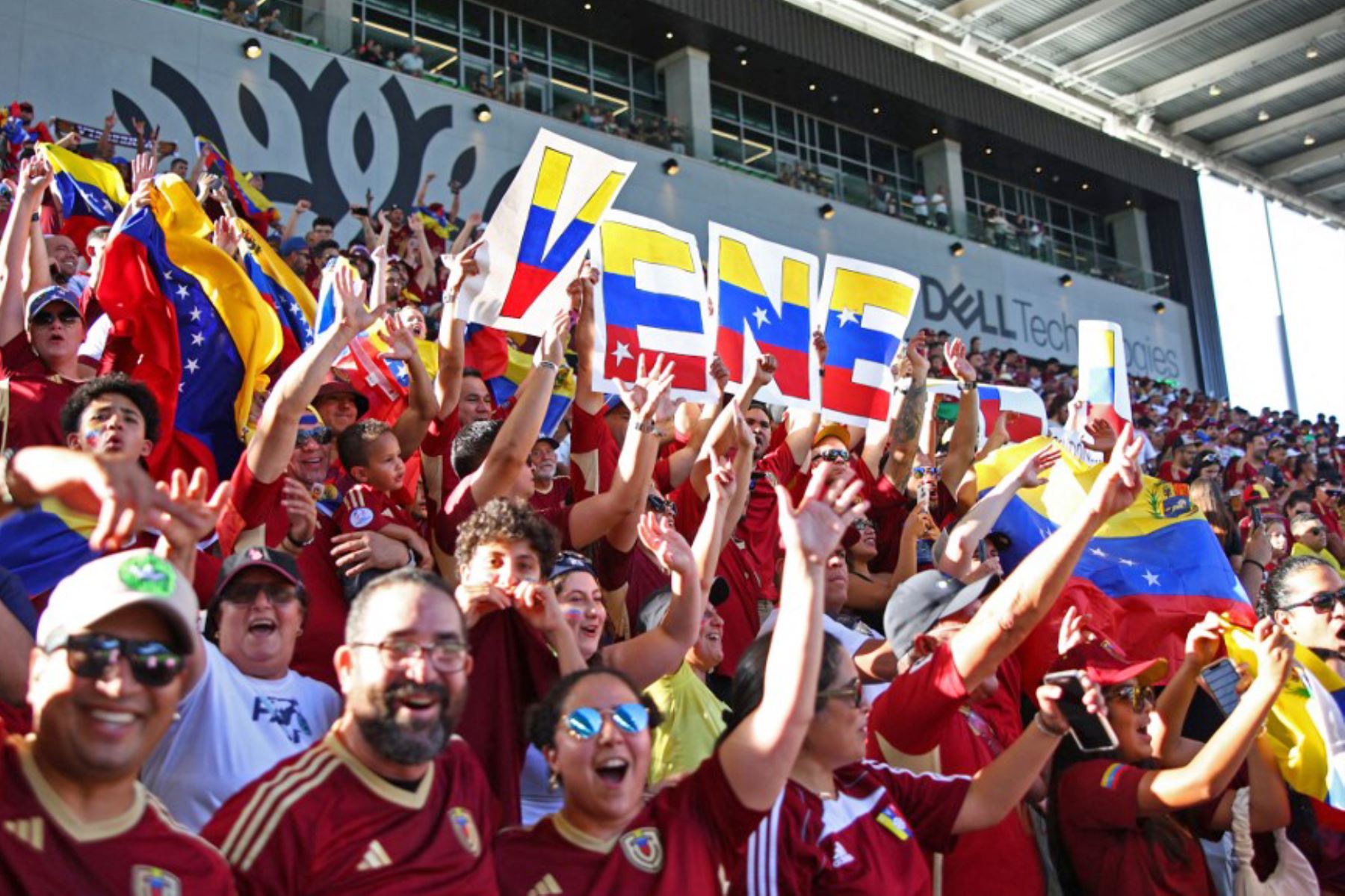 Los seguidores de Venezuela aplauden durante el partido de fútbol del grupo B del torneo Copa América Conmebol 2024 entre Jamaica y Venezuela en el estadio Q2 en Austin, Texas. Foto: AFP