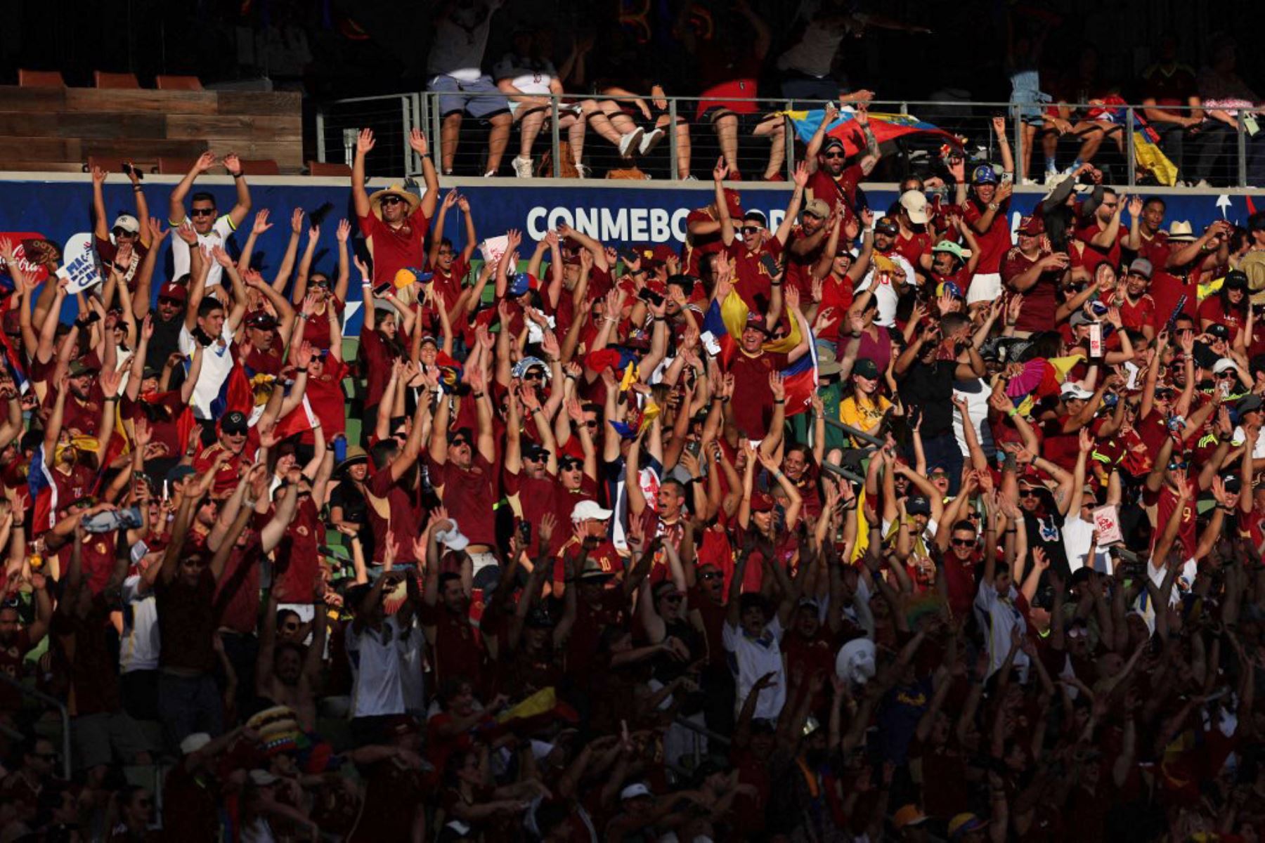 Fanáticos venezolanos animan en la primera mitad durante el partido del Grupo B de la CONMEBOL Copa América 2024 entre Jamaica y Venezuela en el Estadio Q2 el 30 de junio de 2024 en Austin, Texas. Foto: AFP