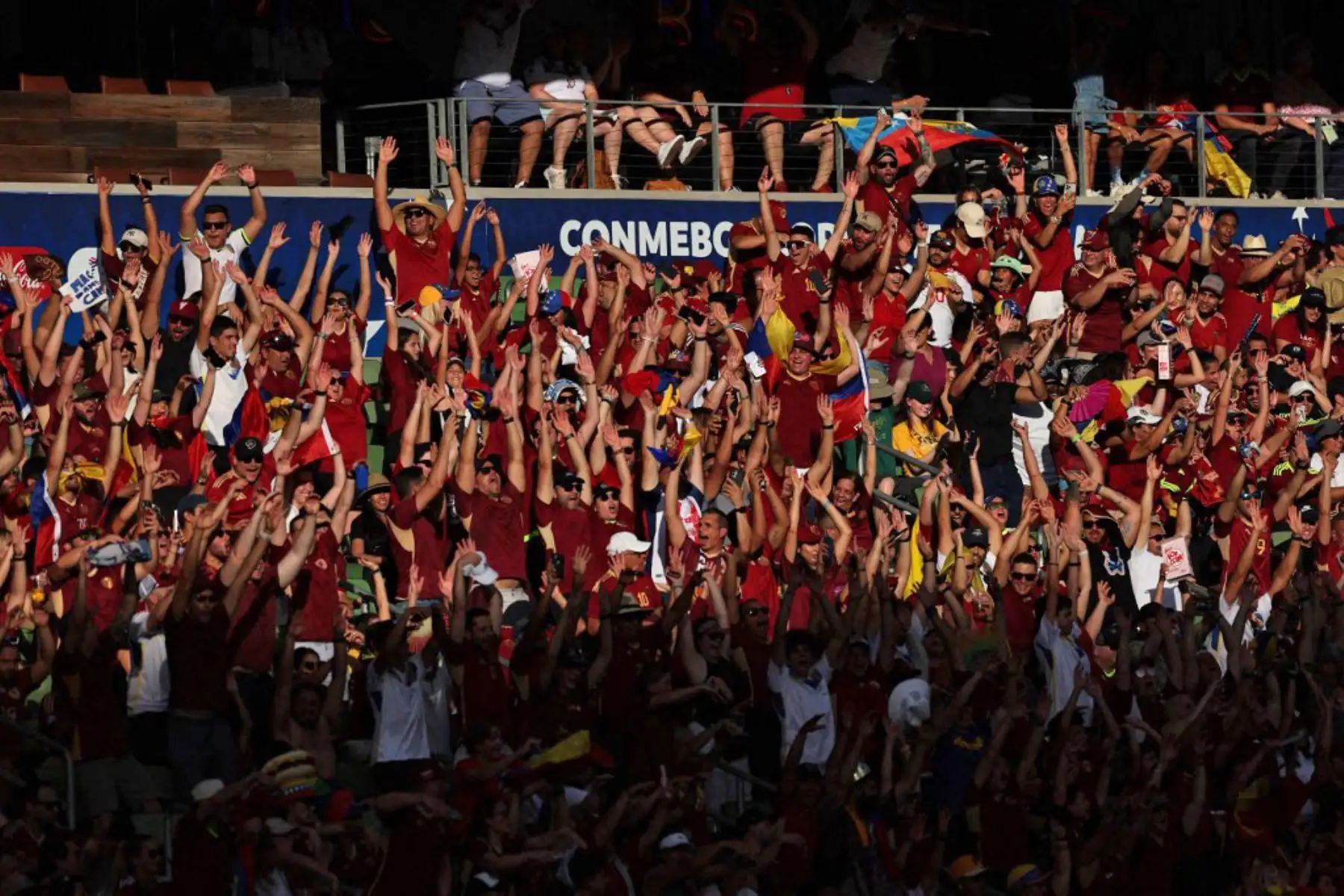 Fanáticos venezolanos animan en la primera mitad durante el partido del Grupo B de la CONMEBOL Copa América 2024 entre Jamaica y Venezuela en el Estadio Q2 el 30 de junio de 2024 en Austin, Texas. Foto: AFP