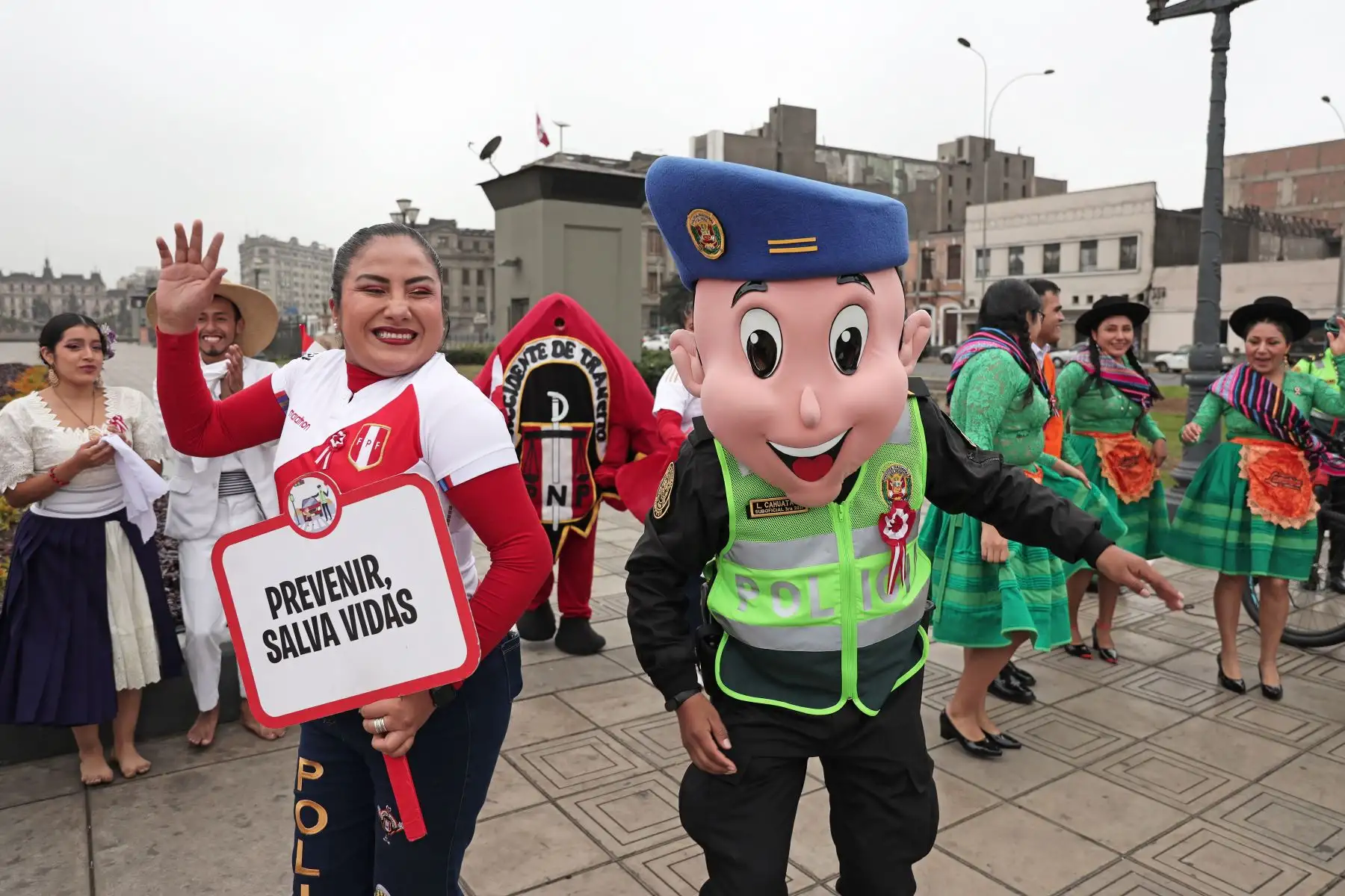 La Policía Nacional del Perú a través de la Dirección de Tránsito, Transporte y Seguridad Vial, realizó una Acción Cívica de Sensibilización y Prevención de Accidentes de Tránsito, en el marco de iniciar las Festividades Patrióticas, con la finalidad de promover conciencia y el respeto a nuestros símbolos nacionales. Foto: ANDINA/ Connie Calderon