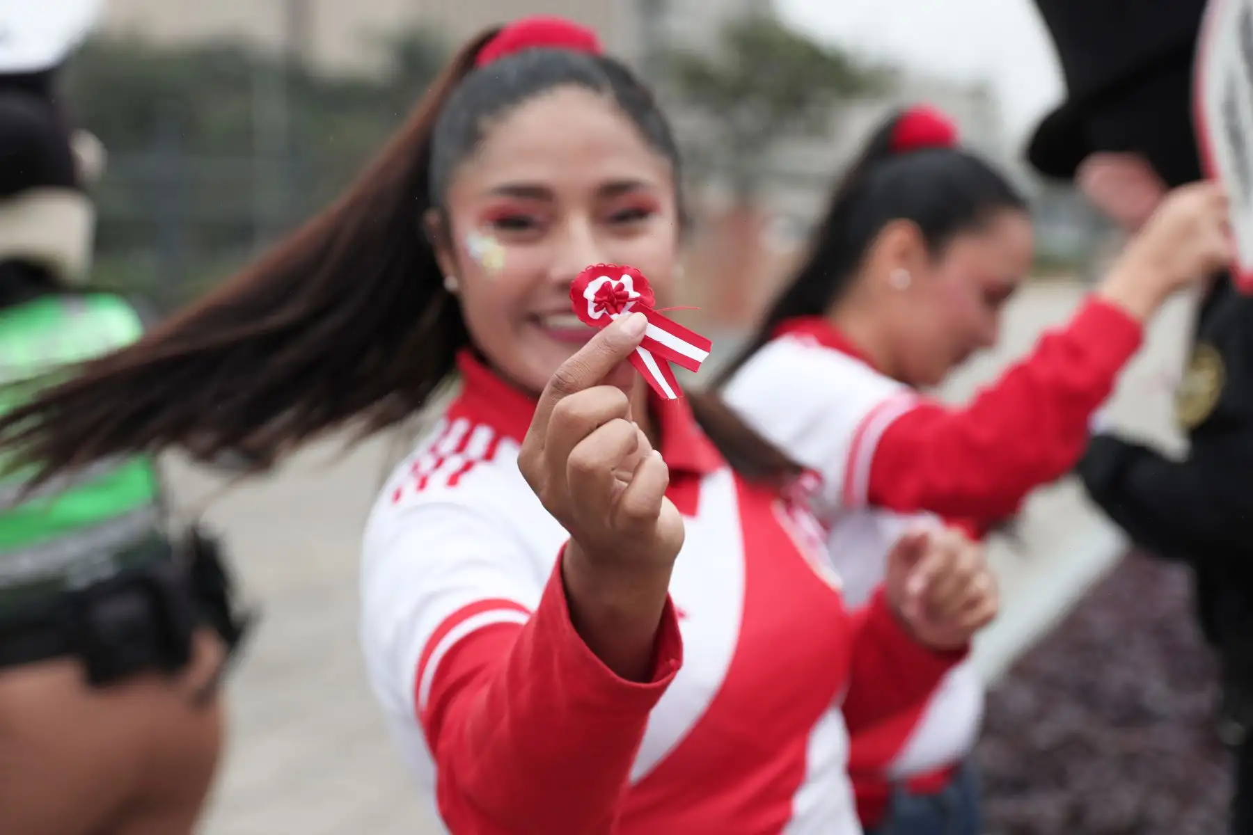 Policía femenina muestra una escarapela, símbolo nacional que representa la unidad, la valentía y la lucha por la independencia del país. Foto: ANDINA/ Connie Calderon