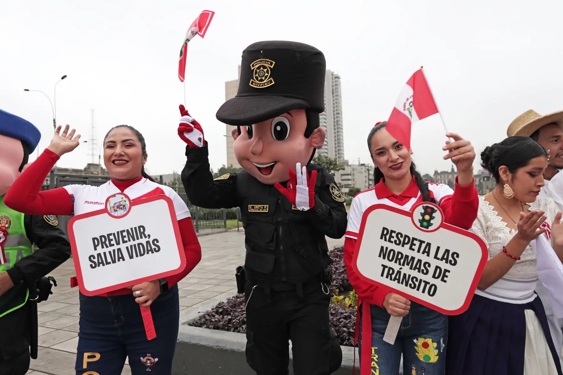Policías peruanas promueven el respeto a las normas de tránsito para salvar vidas.  Foto: ANDINA/ Connie Calderon