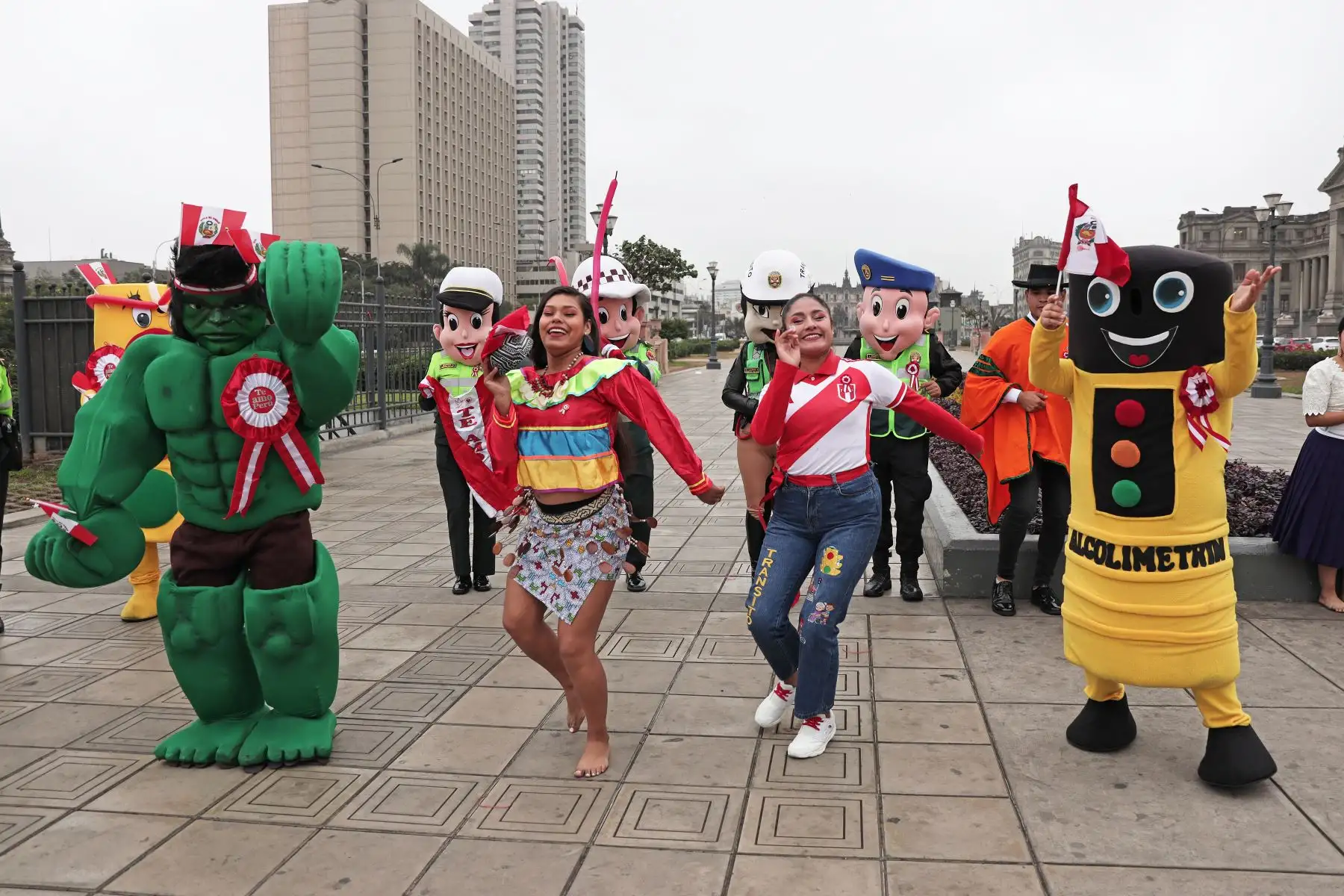 Con bailes regionales, música y alegría, la Policía Nacional del Perú realizó una acción cívica de sensibilización y prevención de accidentes de tránsito al inicio del mes de julio. Foto: ANDINA/ Connie Calderon