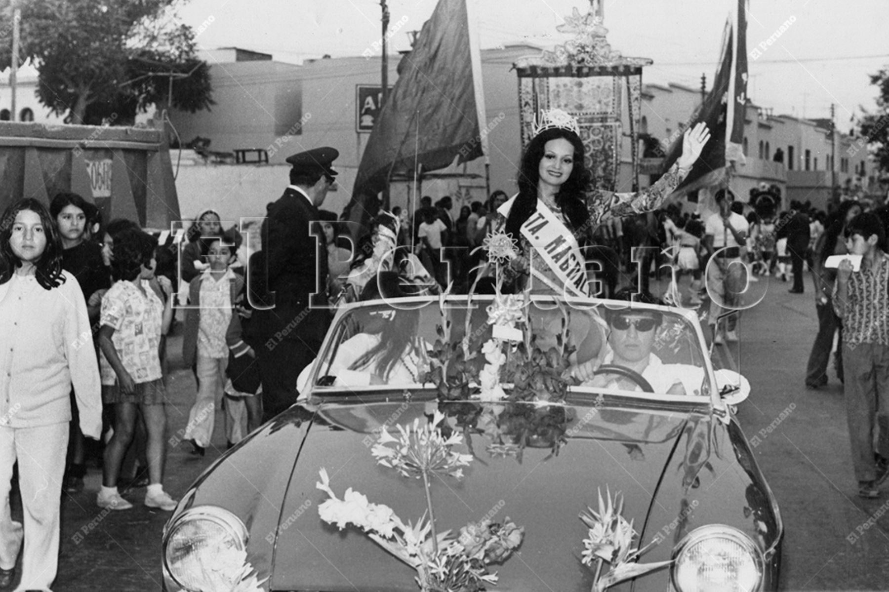Lima - 1 julio 1972 / Deslumbrante lució la Reina de Magdalena, Elvira Steinbach. Fue durante el desfile de carros alegóricos conmemorando el primer centenario de Magdalena del Mar.  Foto: Archivo Histórico de El Peruano