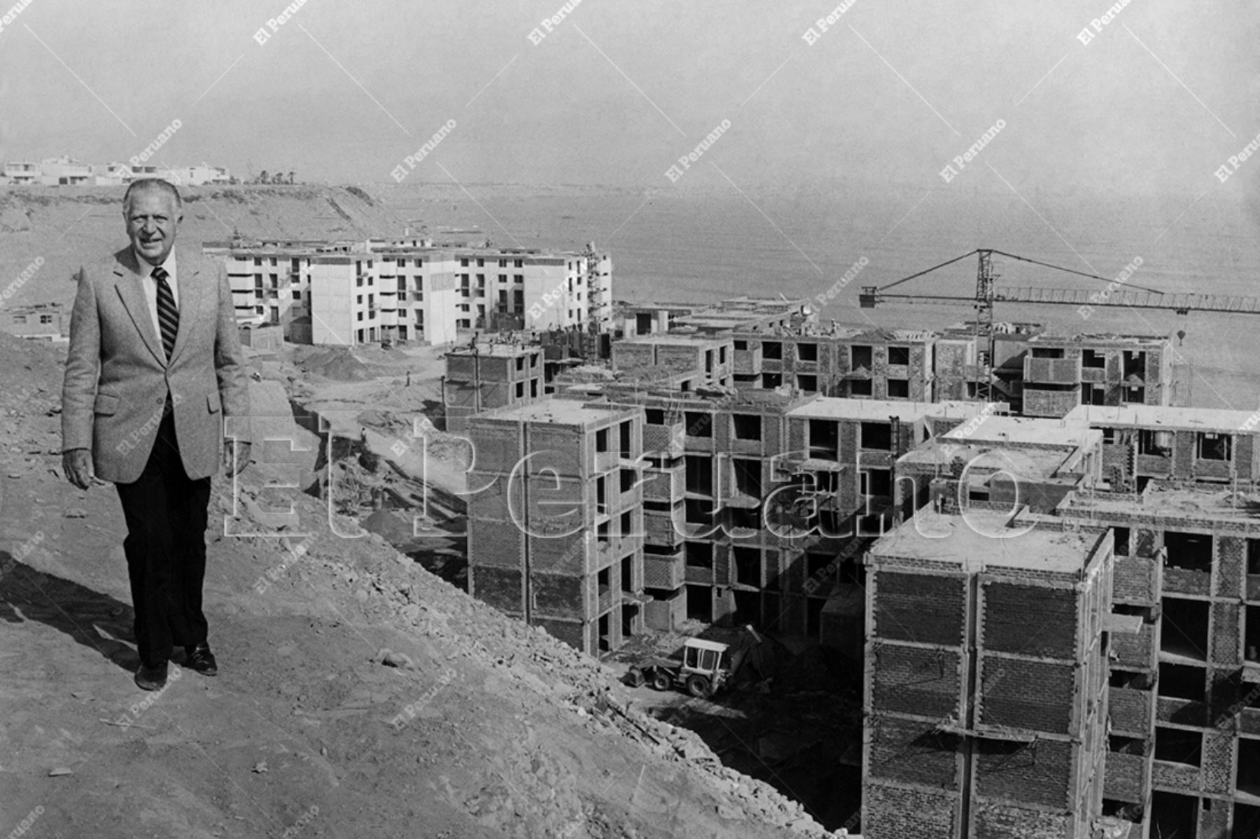 Lima - 10 setiembre 1982 / El presidente Fernando Belaunde Terry inspecciona las obras de construcción del conjunto habitacional Marbella en el distrito de Magdalena. Foto: Archivo Histórico de El Peruano