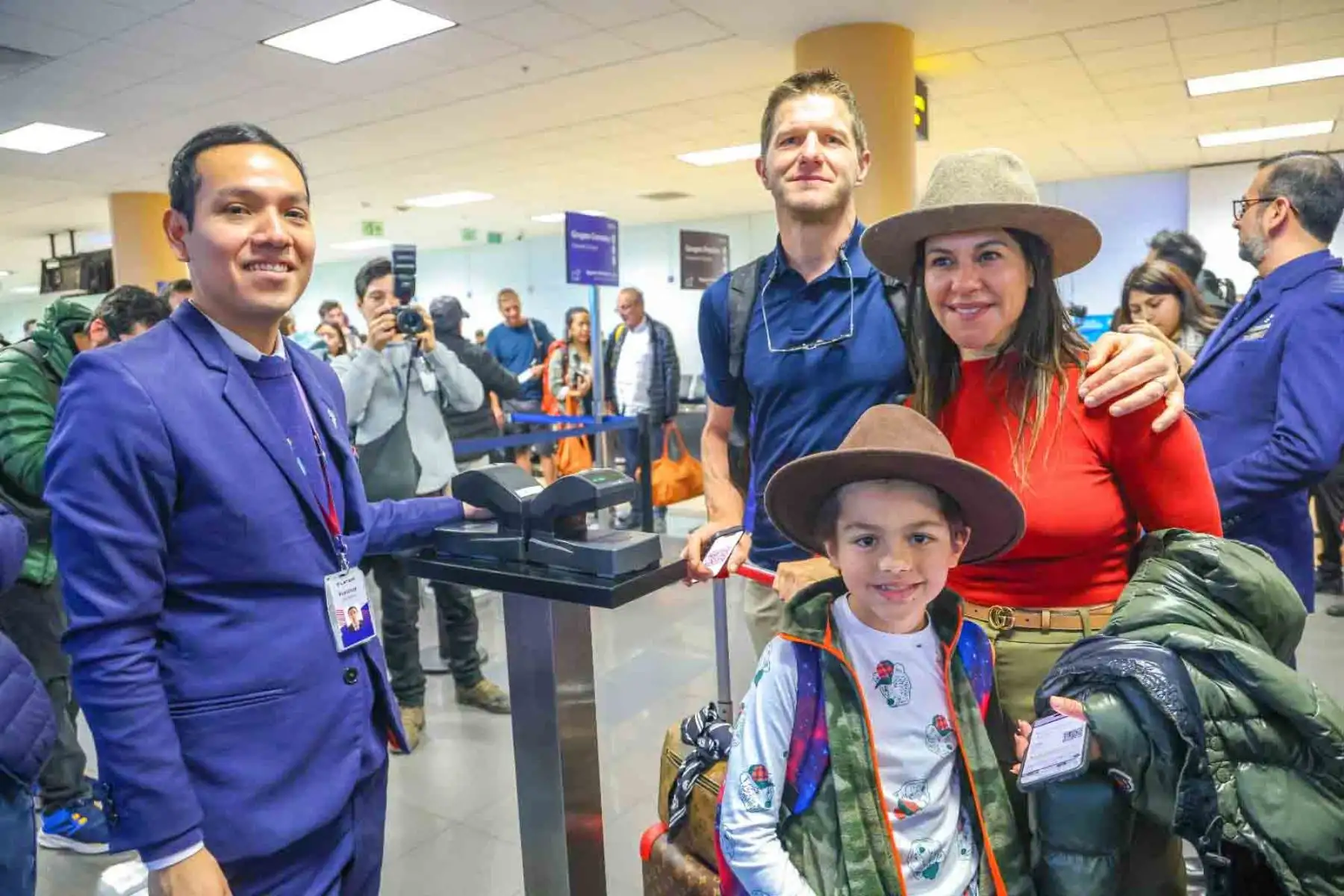 Hoy se reiniciaron los vuelos comerciales en el aeropuerto de Anta, provincia de Carhuaz, región Áncash. Con ello, se espera que se movilicen cerca de 3,500 pasajeros en el primer mes de operación, lo que fomentará el turismo e impulsará el desarrollo económico local y regional. Foto: ANDINA/ MTC
