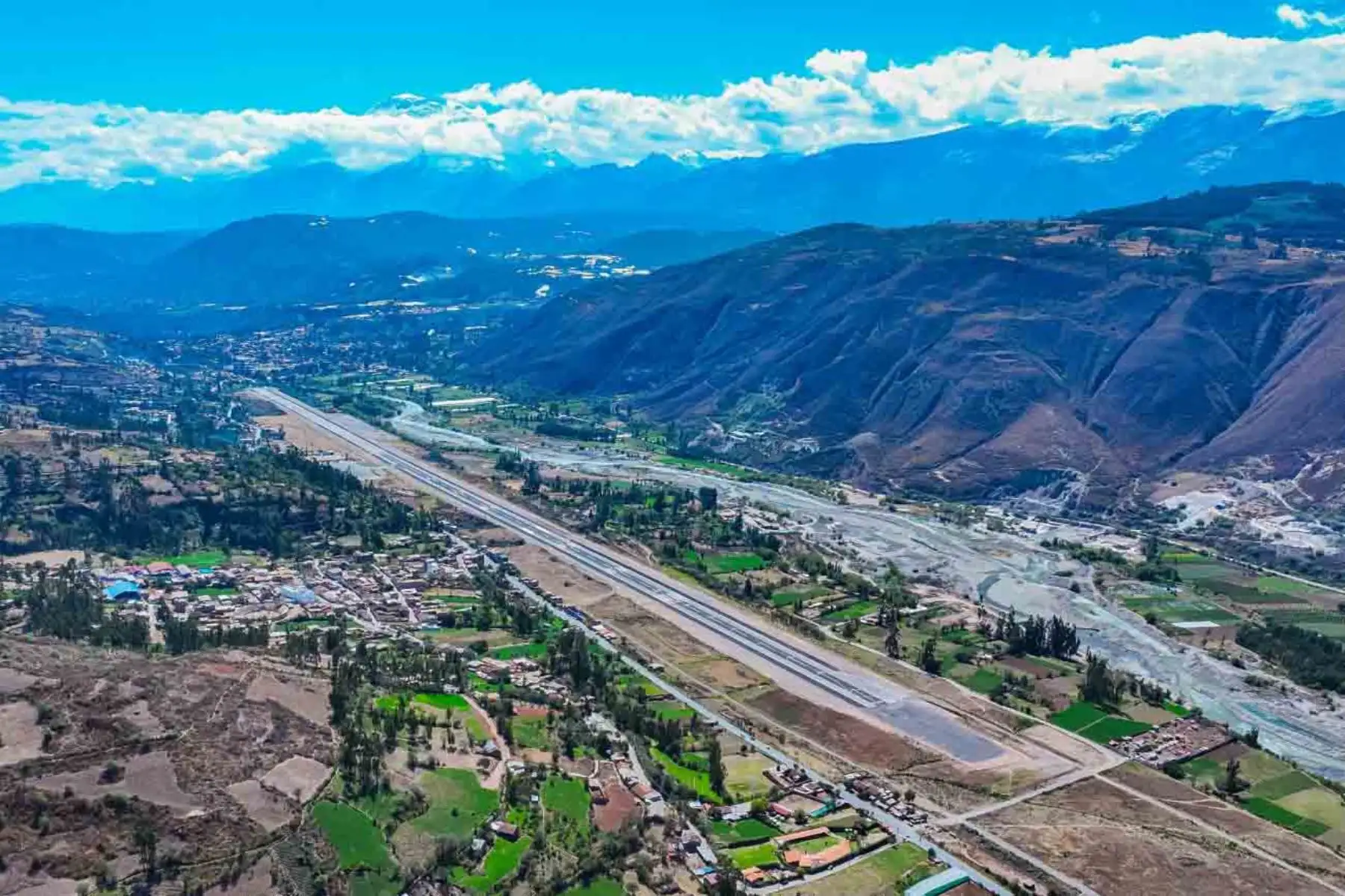 Con una inversión de US$15 millones, a inicios del del 2024 concluyeron los trabajos de mantenimiento integral en la pista de aterrizaje de este terminal aéreo, lo que aumentó su capacidad para atender aviones de gran envergadura, de hasta 180 pasajeros. Antes, el aeropuerto de Anta solo podía recibir aviones de 37 pasajeros. Foto: ANDINA/ MTC