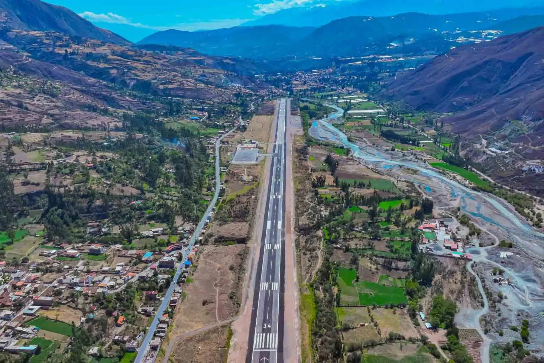 Con una inversión de US$15 millones, a inicios del del 2024 concluyeron los trabajos de mantenimiento integral en la pista de aterrizaje de este terminal aéreo, lo que aumentó su capacidad para atender aviones de gran envergadura, de hasta 180 pasajeros. Antes, el aeropuerto de Anta solo podía recibir aviones de 37 pasajeros. Foto: ANDINA/ MTC