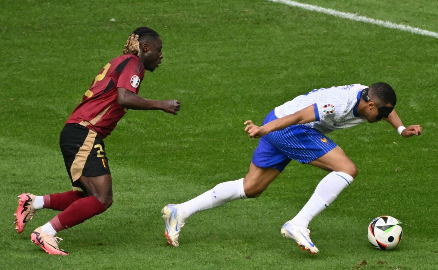 Mbappe lucha con Doku en el partido que juegan Francia y Bélgica por los octavos de final de la Eurocopa
