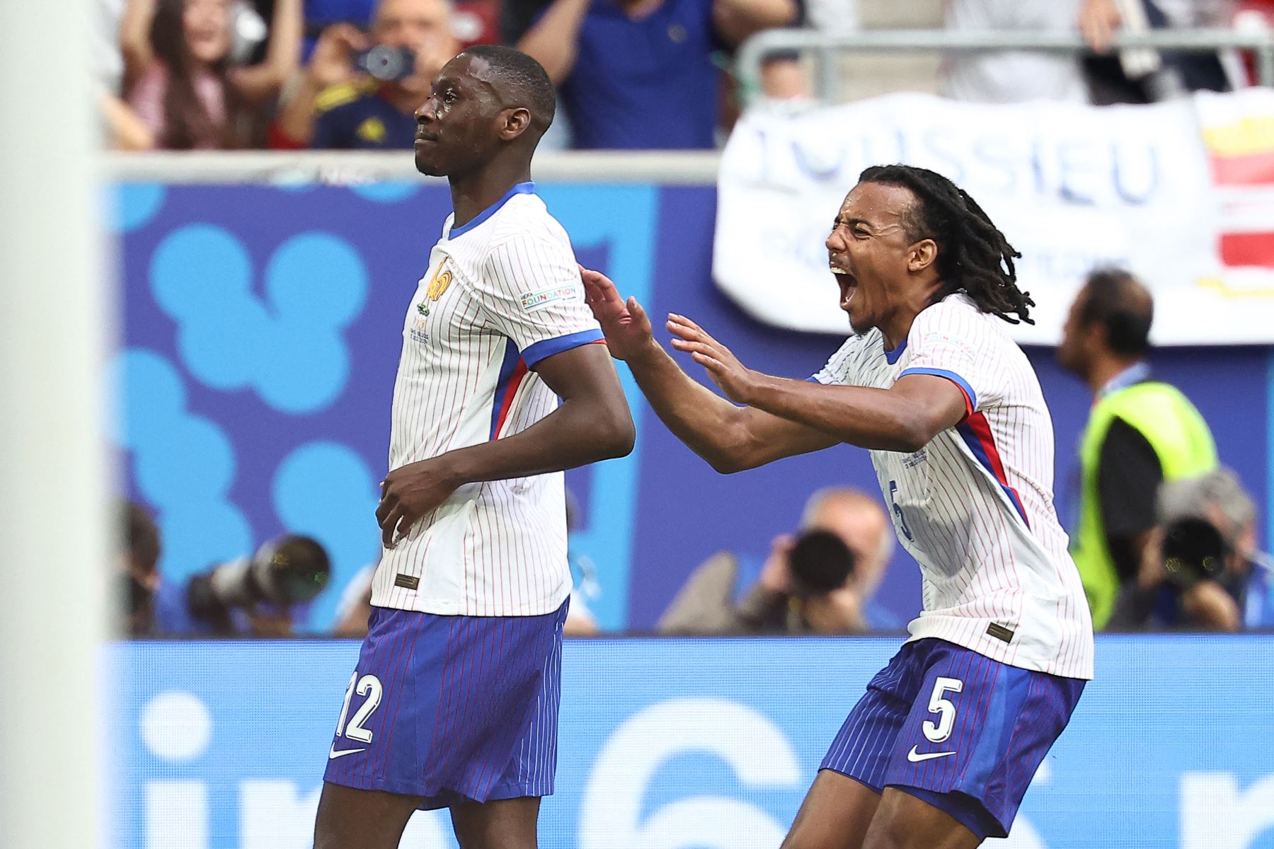 El delantero francés Randal Kolo Muani  y el defensor francés Jules Kounde celebran el primer gol de su equipo durante el partido de octavos de final de la UEFA Euro 2024 entre Francia y Bélgica en el Duesseldorf Arena.
Foto: AFP