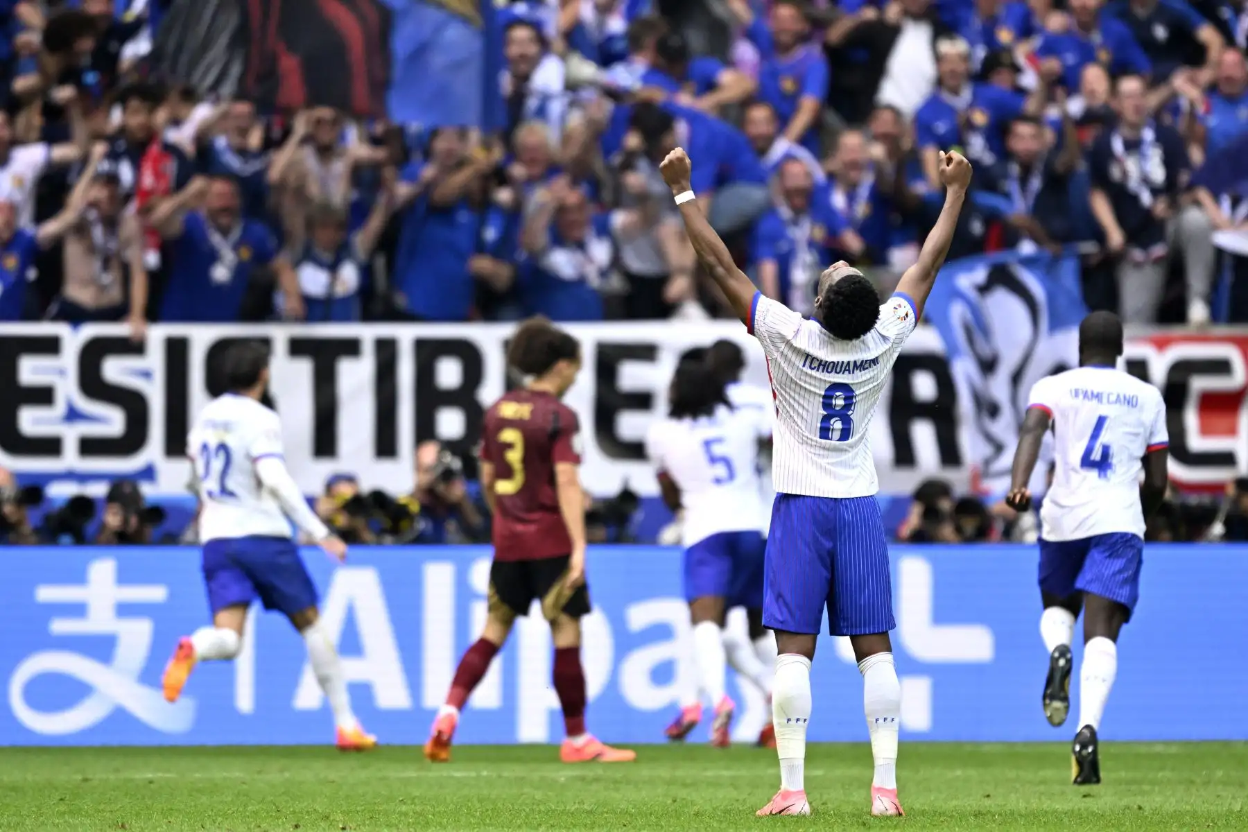 El centrocampista francés Aurelien Tchouameni celebra después de que el delantero francés Randal Kolo Muani  anotara un gol durante el partido de octavos de final de la UEFA Euro 2024 entre Francia y Bélgica en el Duesseldorf Arena en Düsseldorf.
Foto: AFP