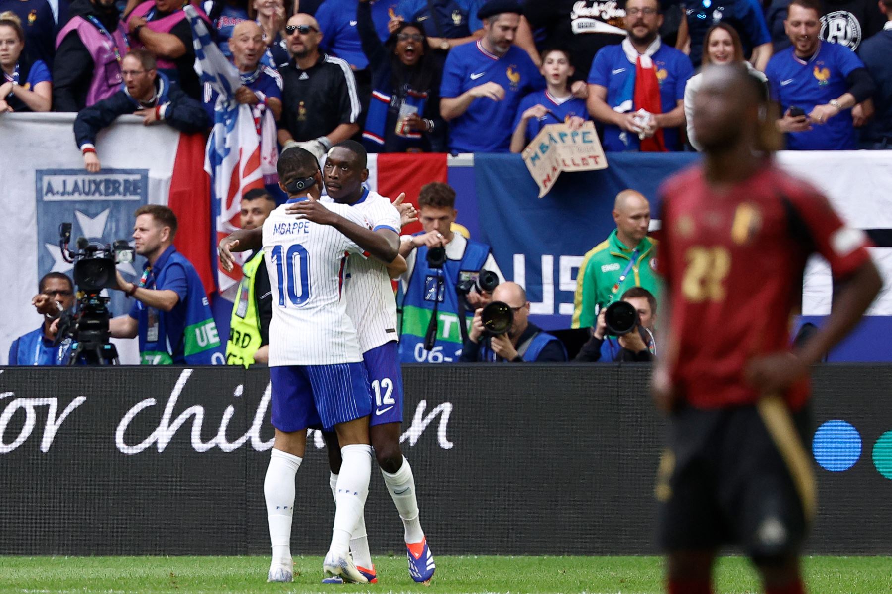 El delantero francés Randal Kolo Muani y el delantero francés Kylian Mbappe  celebran el primer gol durante el partido de octavos de final de la UEFA Euro 2024 entre Francia y Bélgica en el Duesseldorf Arena de Düsseldorf.
Foto: AFP