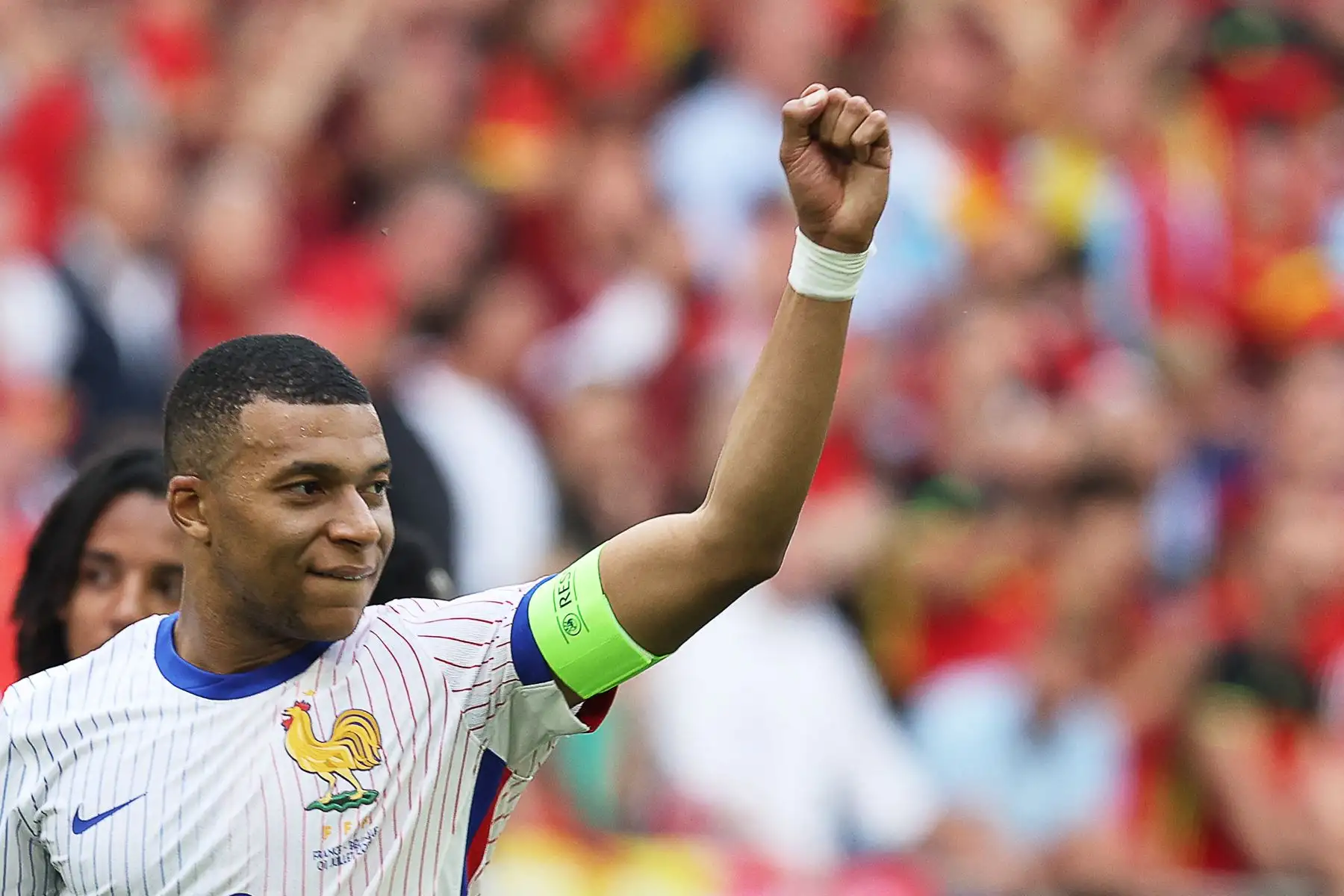 El delantero francés, Kylian Mbappé, celebra después de ganar el partido de octavos de final de la UEFA Euro 2024 entre Francia y Bélgica en el Duesseldorf Arena de Düsseldorf.
Foto: AFP